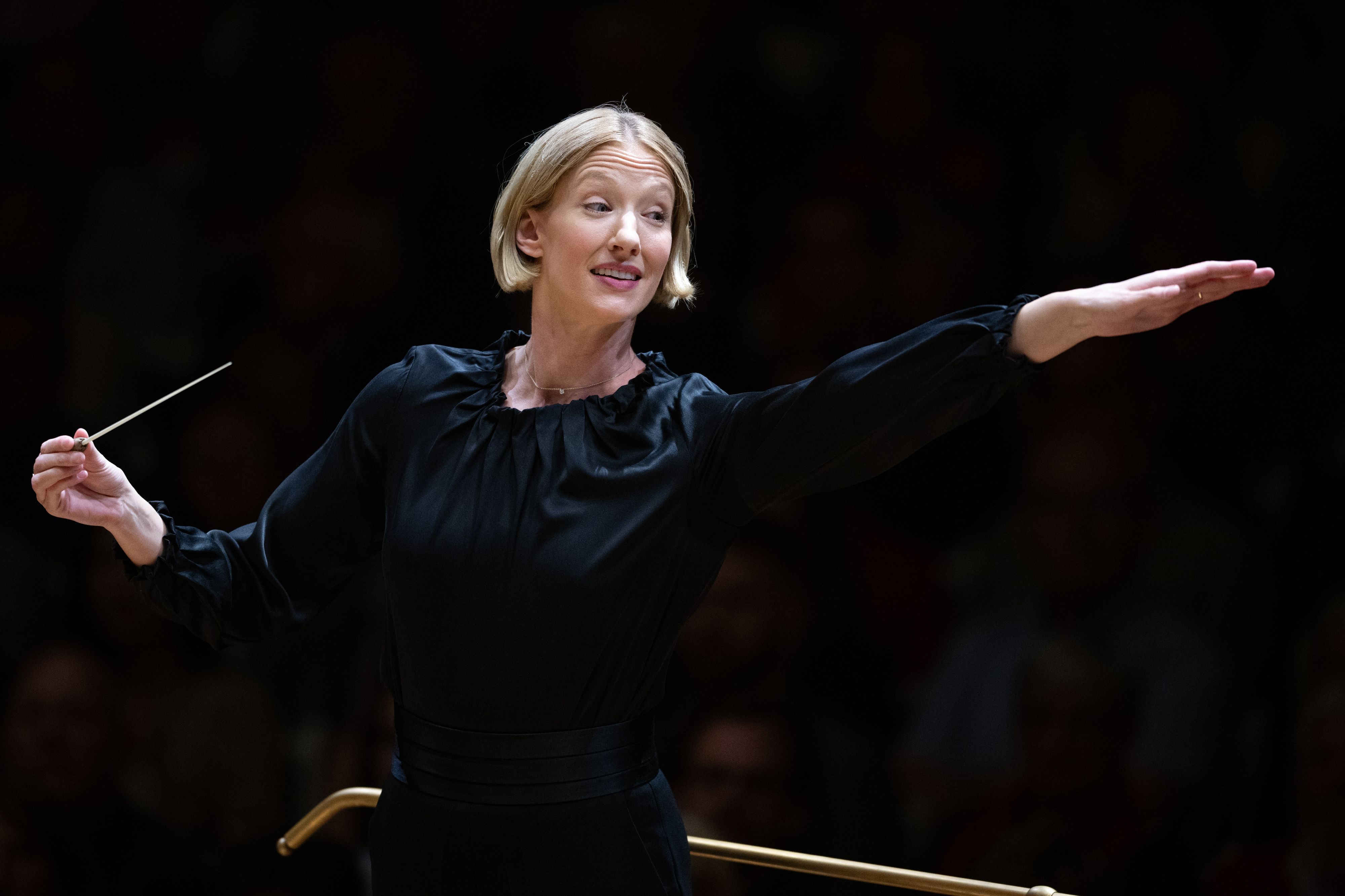Joana Mallwitz dirigiert in der Philharmonie: Provozierend schöne Idyllen