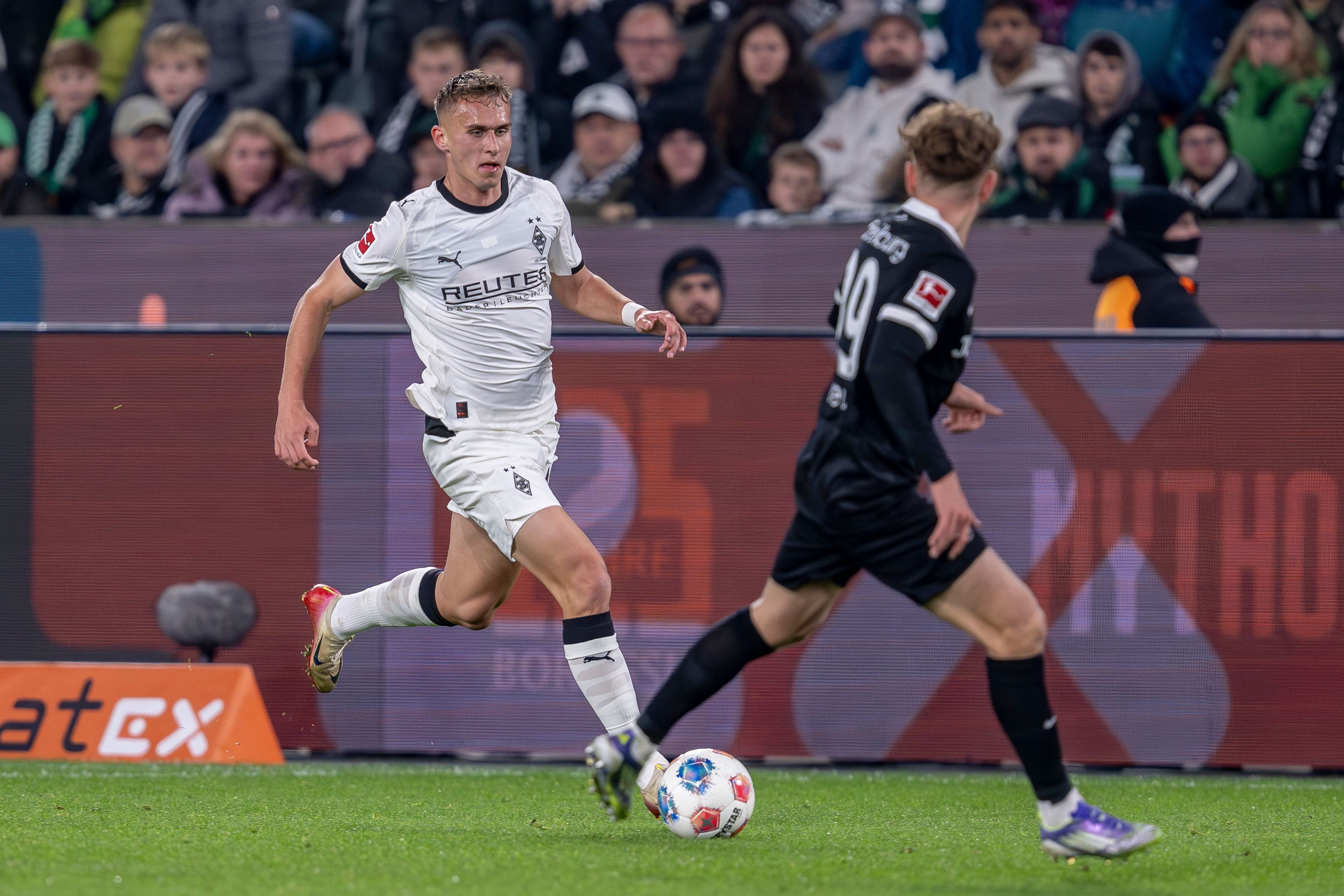 Jan Urbich (Bor. Mönchengladbach) läuft mit dem Ball am Fuß.