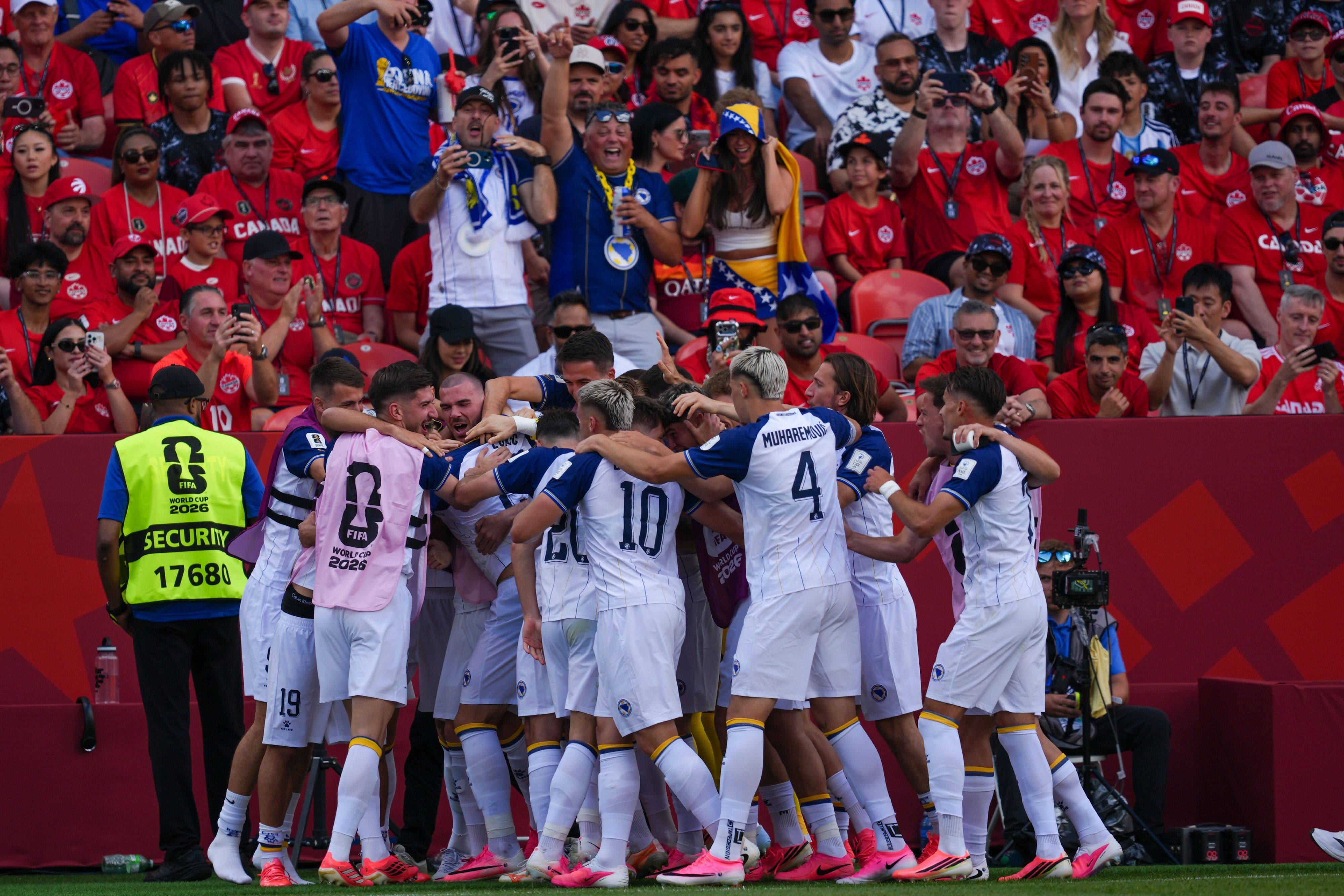 Die Mannschaft von Bosnien-Herzegowina jubelt beim Spiel gegen Kanada.