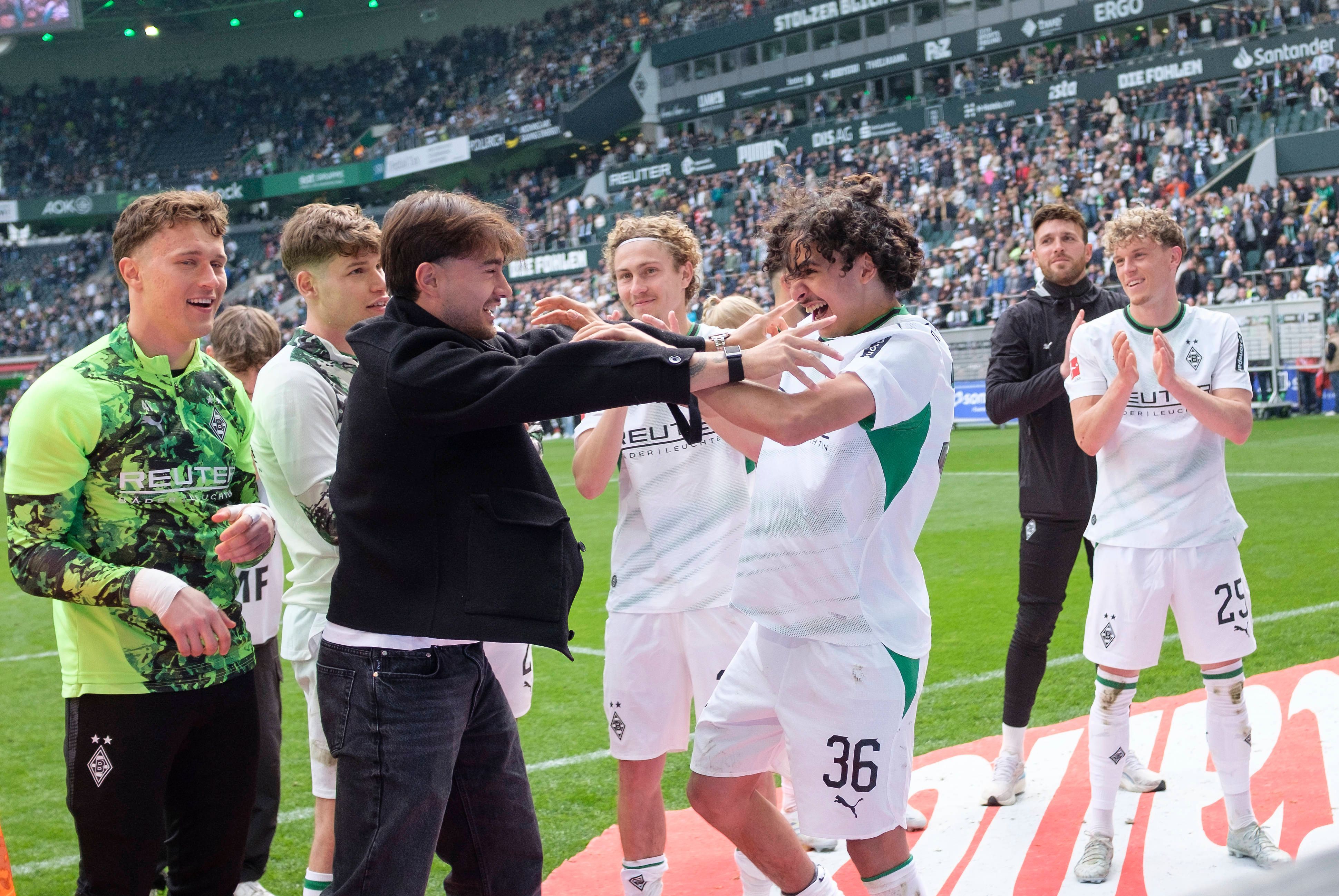 Jan Olschowsky, Lukas Ullrich, Jens Castrop, Hugo Bolin, Wael Mohya und Robin Hack feiern vor dem Gladbach-Fanblock.