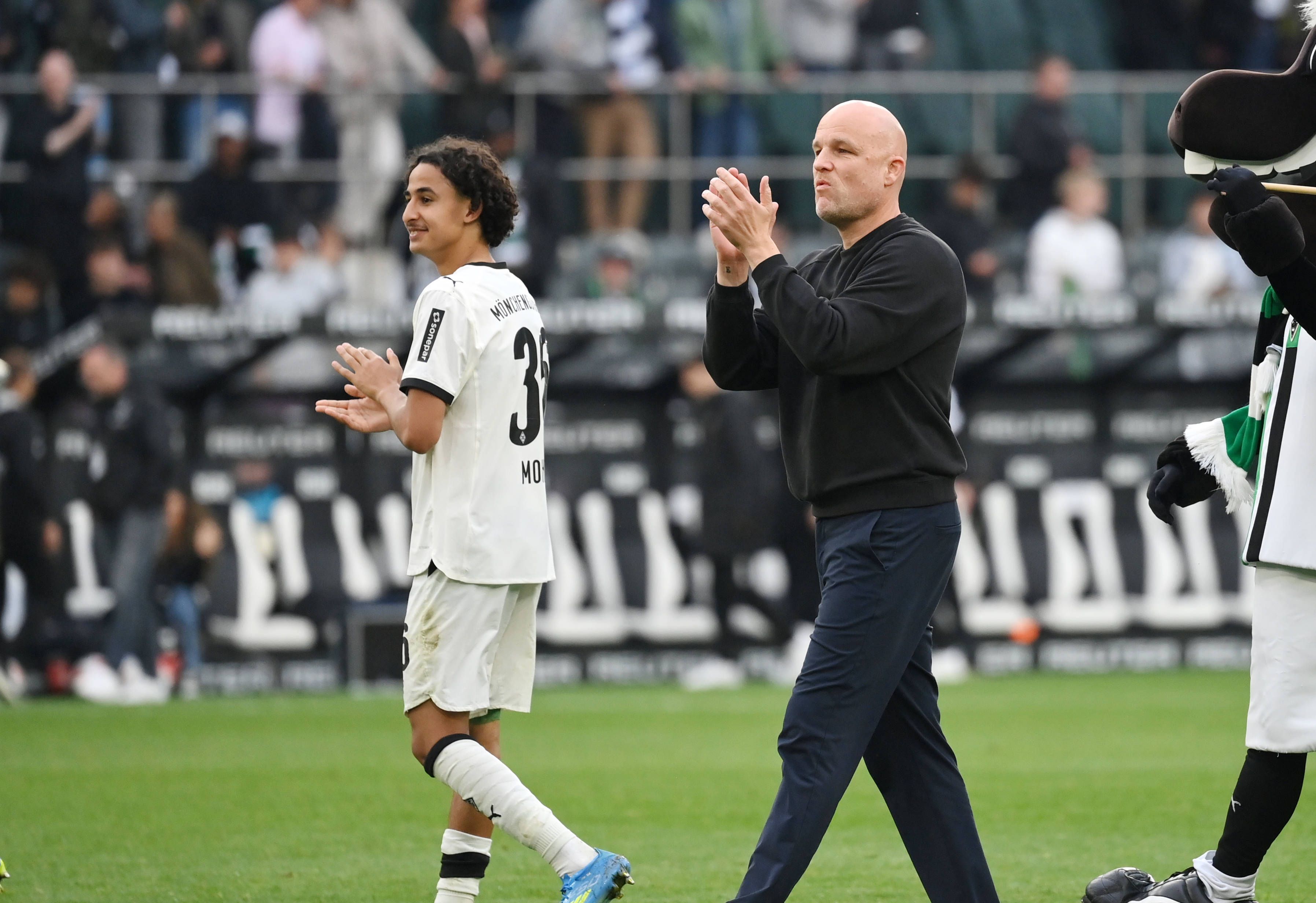 Rouven Schröder klatscht nach einem Spiel von Borussia Mönchengladbach.