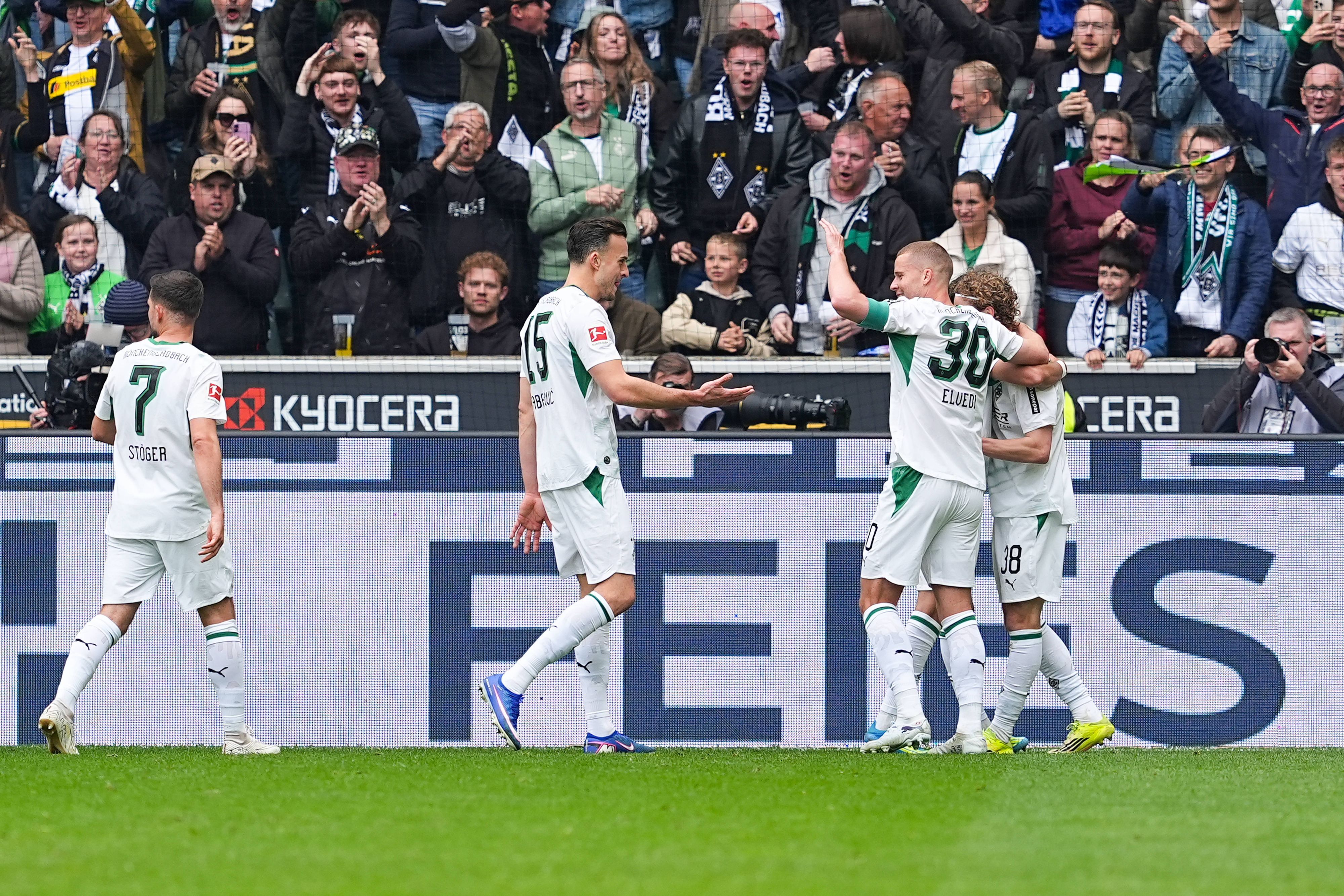 Kevin Stöger, Haris Tabakovic, Nico Elvedi, Hugo Bolin, Wael Mohya jubeln.