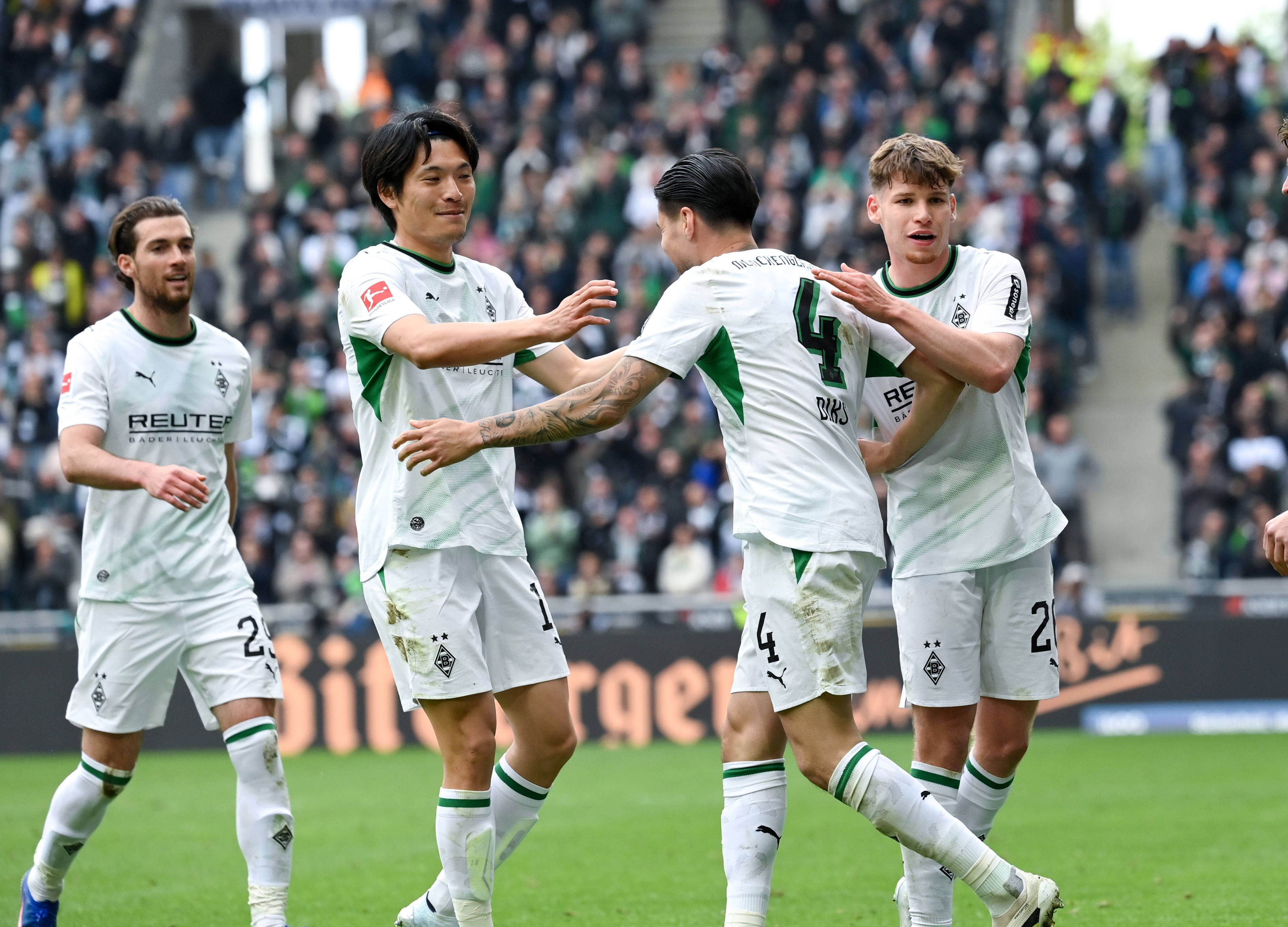 Fußballspieler Machino, Diks, Scally, Ullrich jubeln