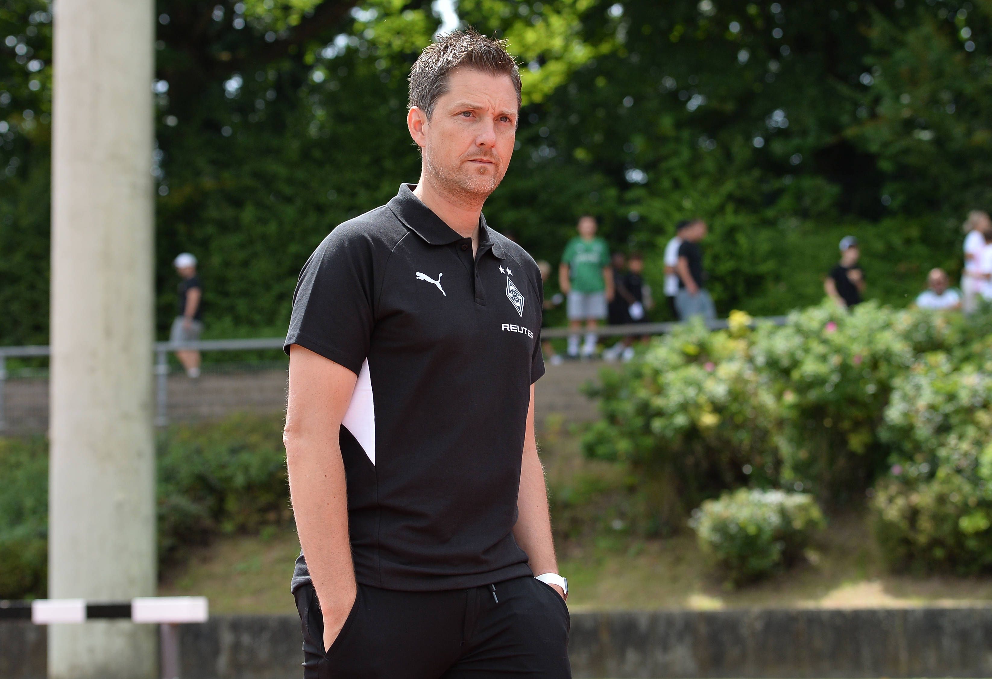 Mirko Sandmöller trägt schwarze Sportkleidung
