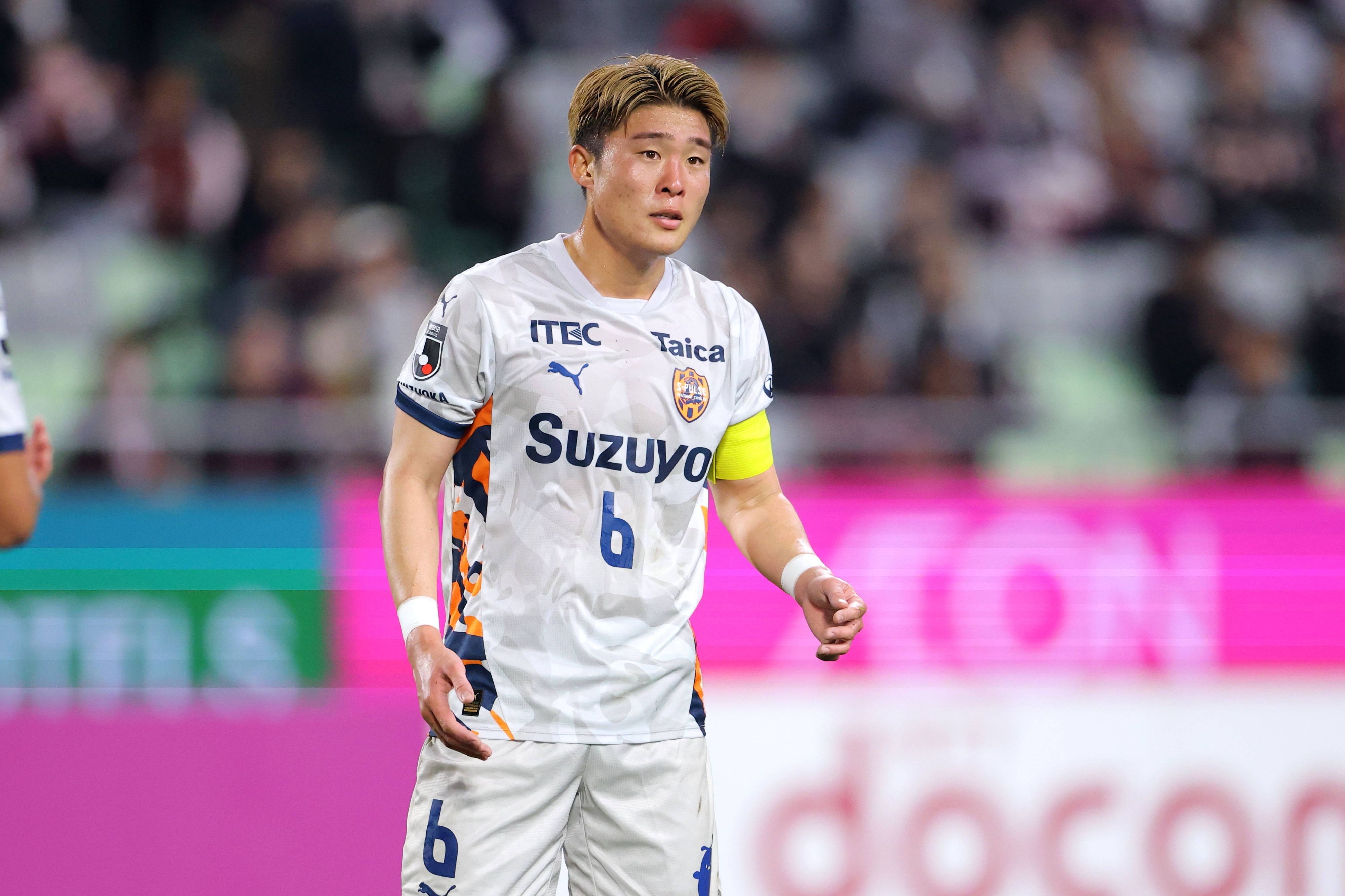 Zento Uno im Trikot von S-Pulse.