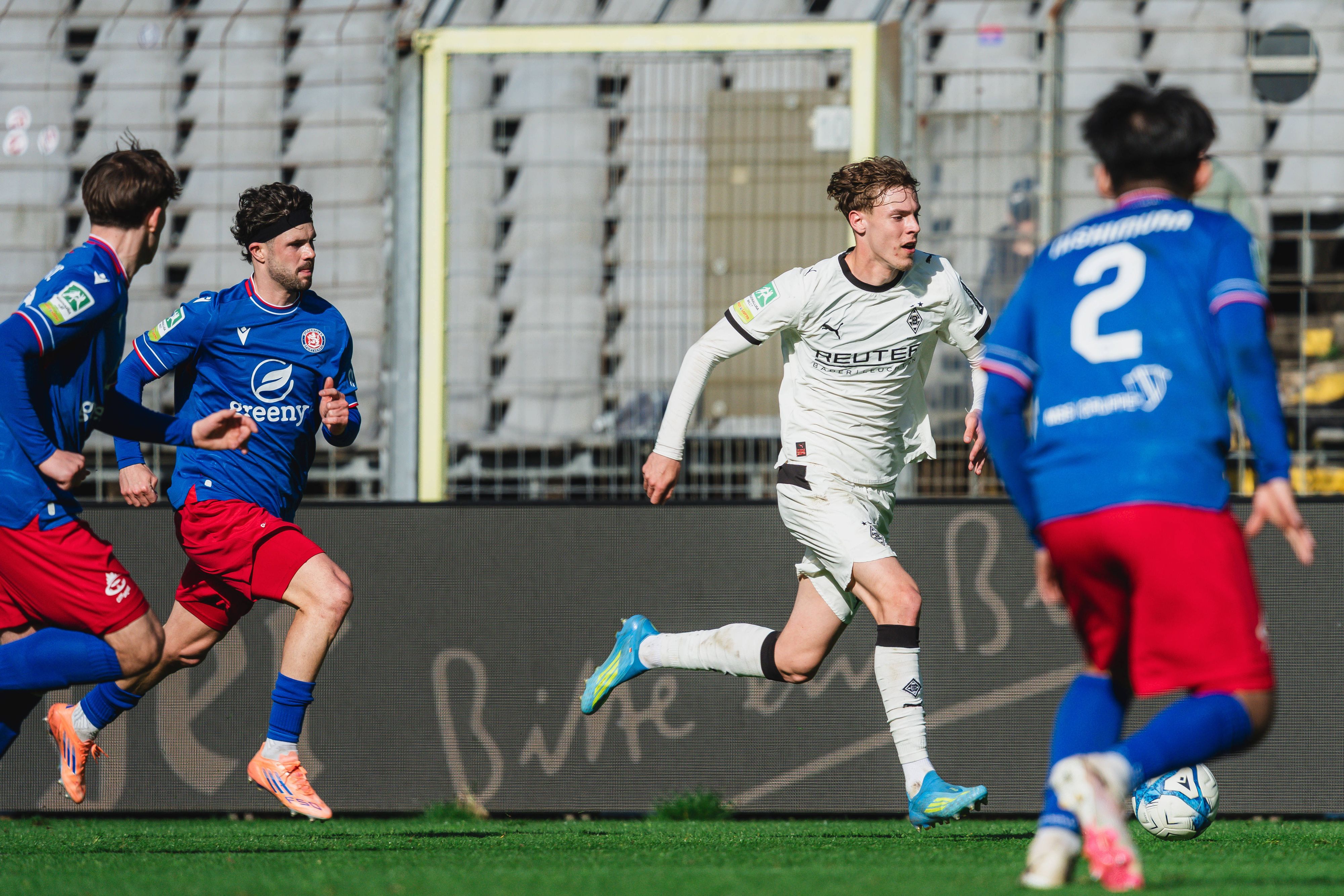 Vincent Schaub vom Wuppertaler SV im Laufduell mit Niklas Swider von der U23 von Borussia Mönchengladbach.