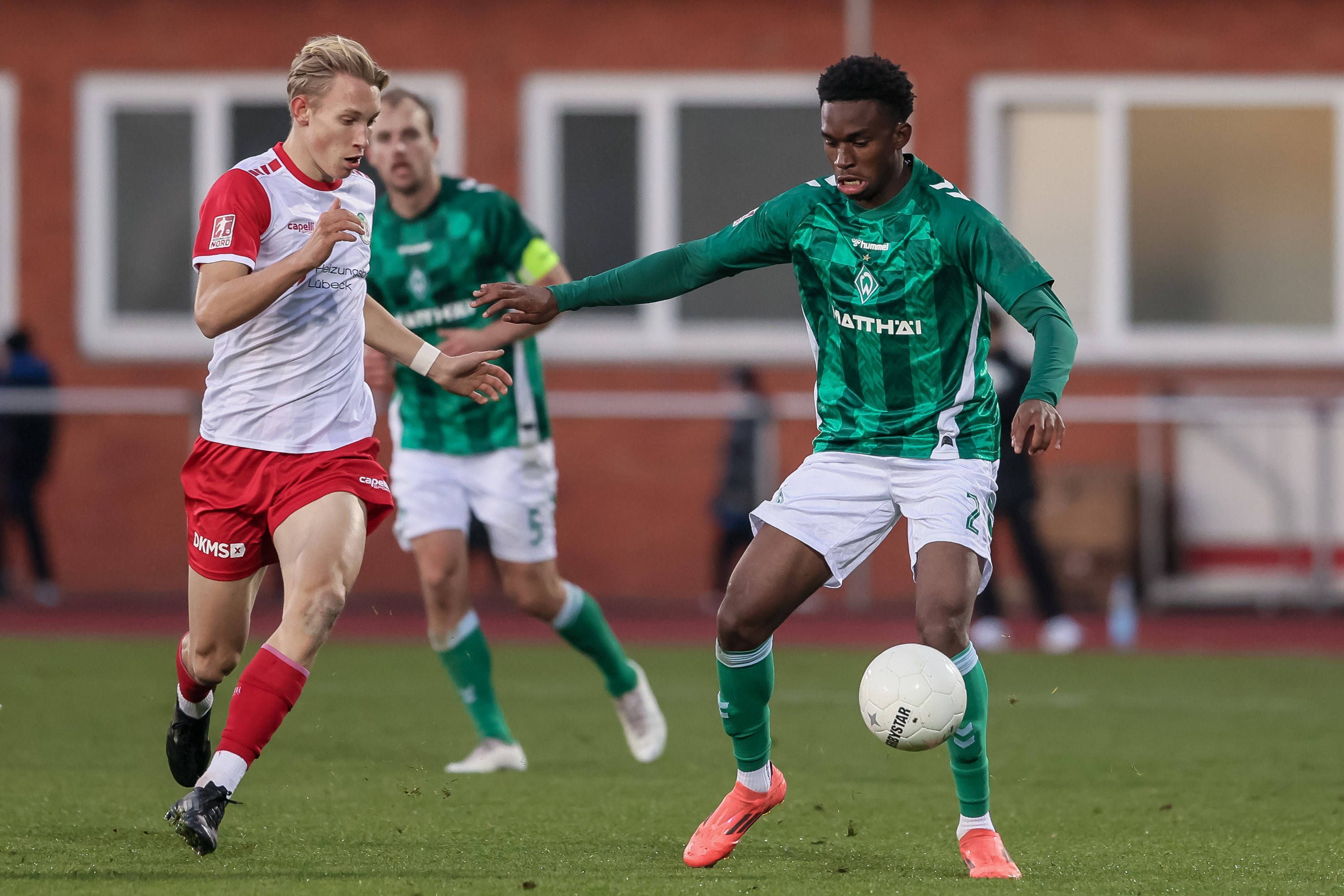 Mika Lehnfeld und David Igboanugo im Zweikampf