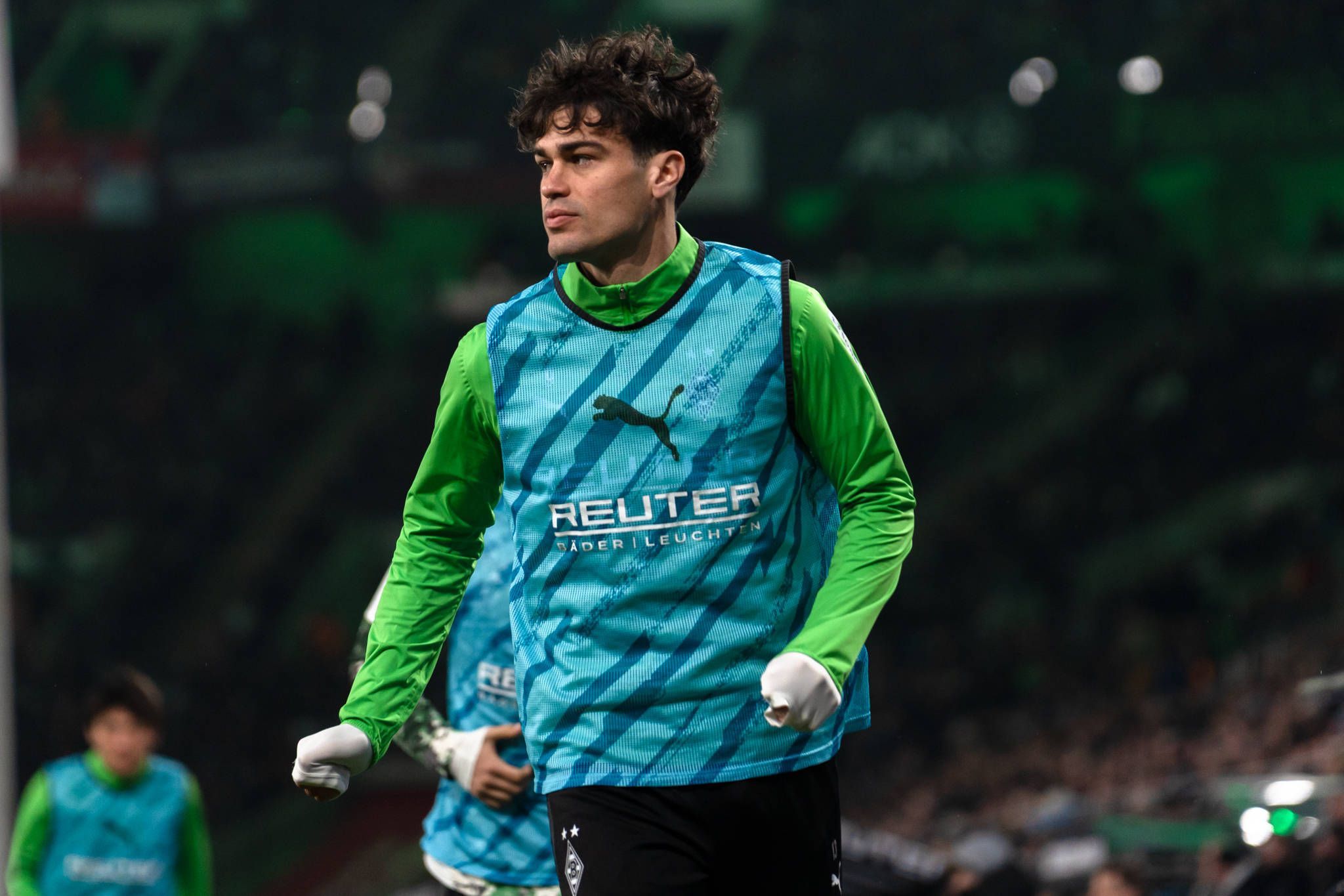 Giovanni Reyna wärmt sich als Auswechselspieler auf.