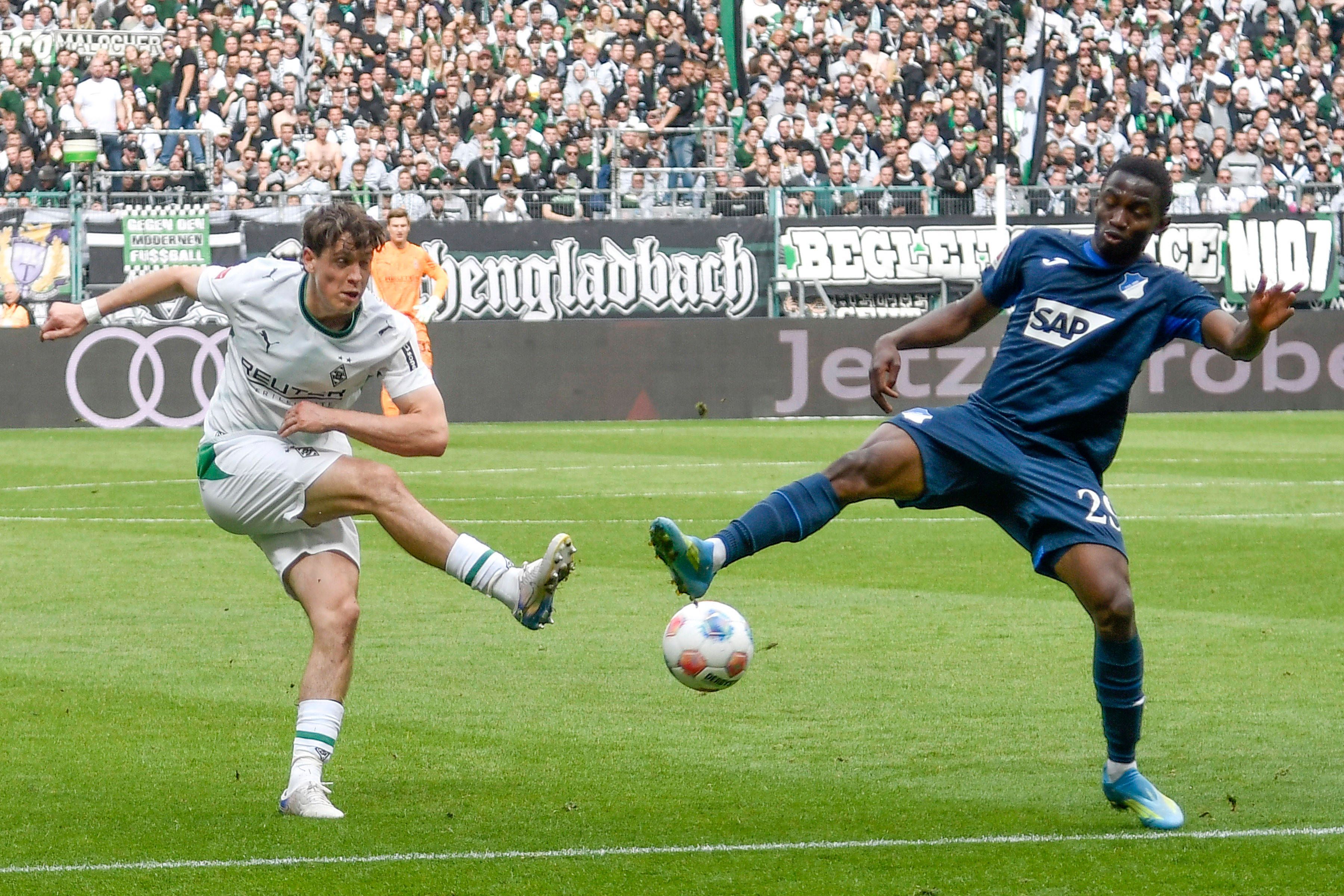 Philipp Sander im Zweikampf mit Bazoumana Toure.
