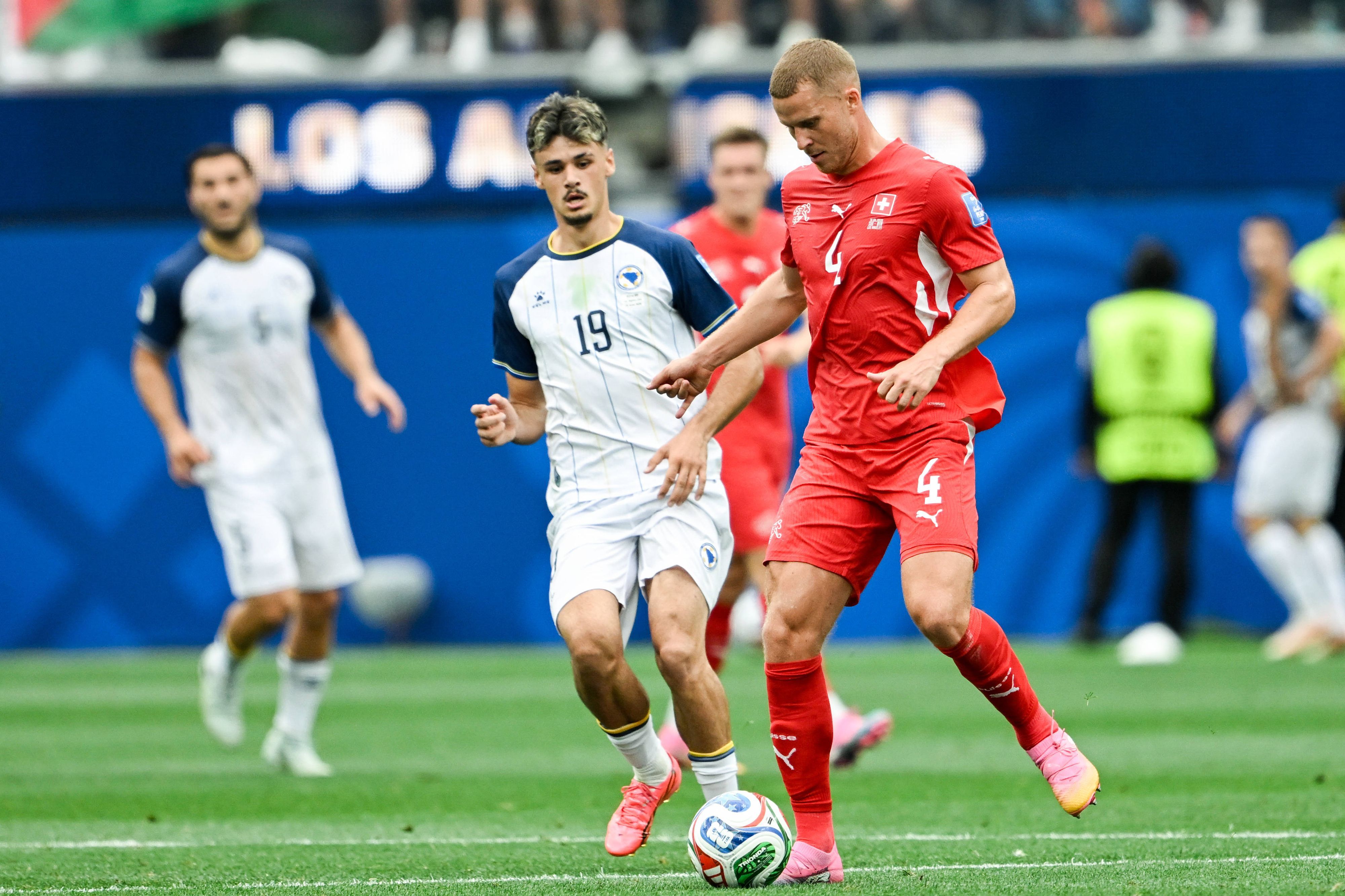 Nico Elvedi im Duell mit Kerim Alajbegovic.