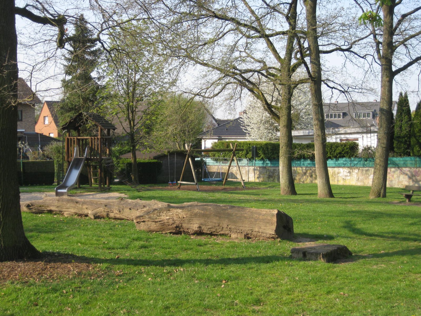 Gefährliches Insekt: Eichenprozessionsspinner entdeckt: Kinderspielplatz in Lohmar gesperrt