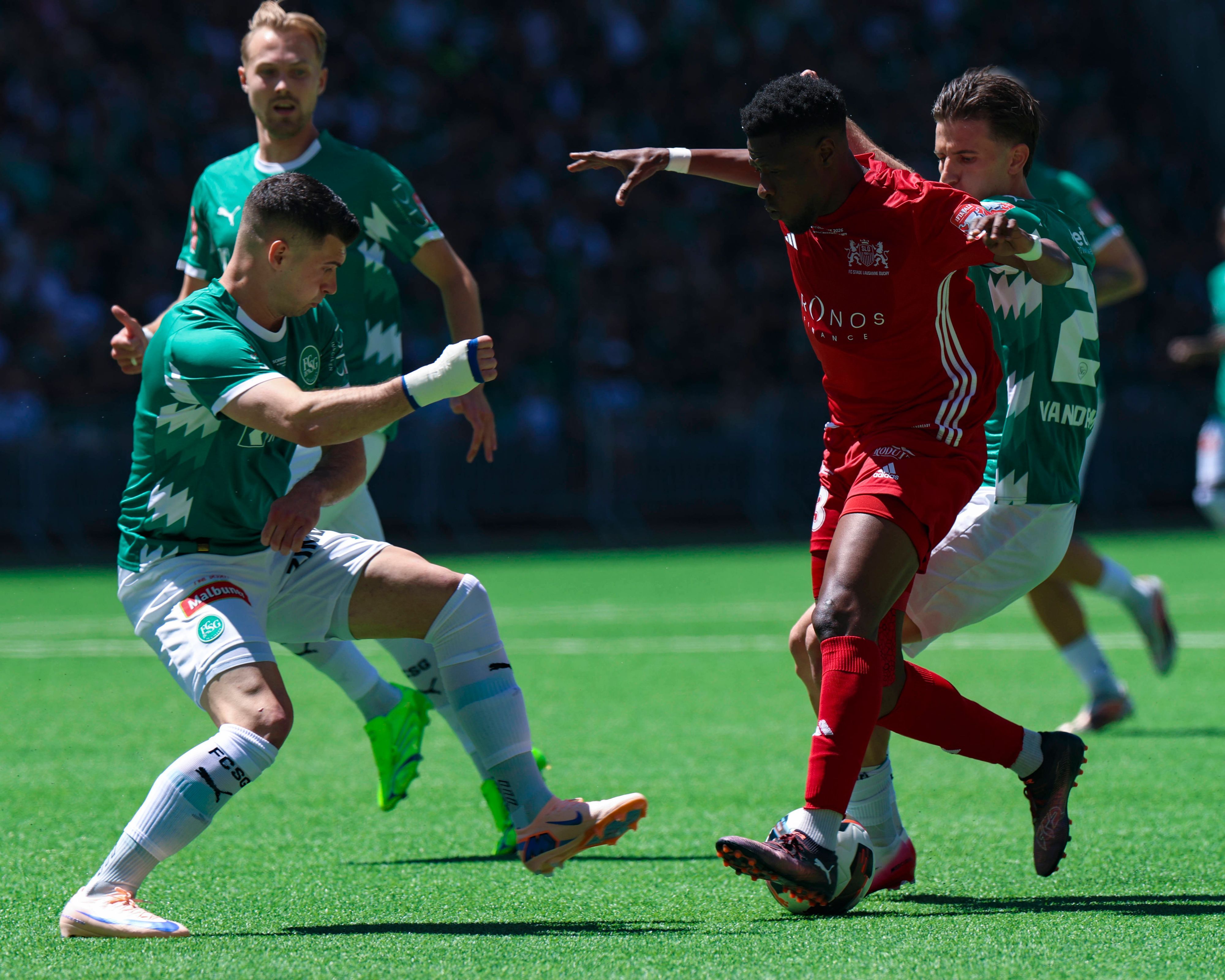 Keasse Bah stürmt am Ball auf die Abwehr von St. Gallen zu