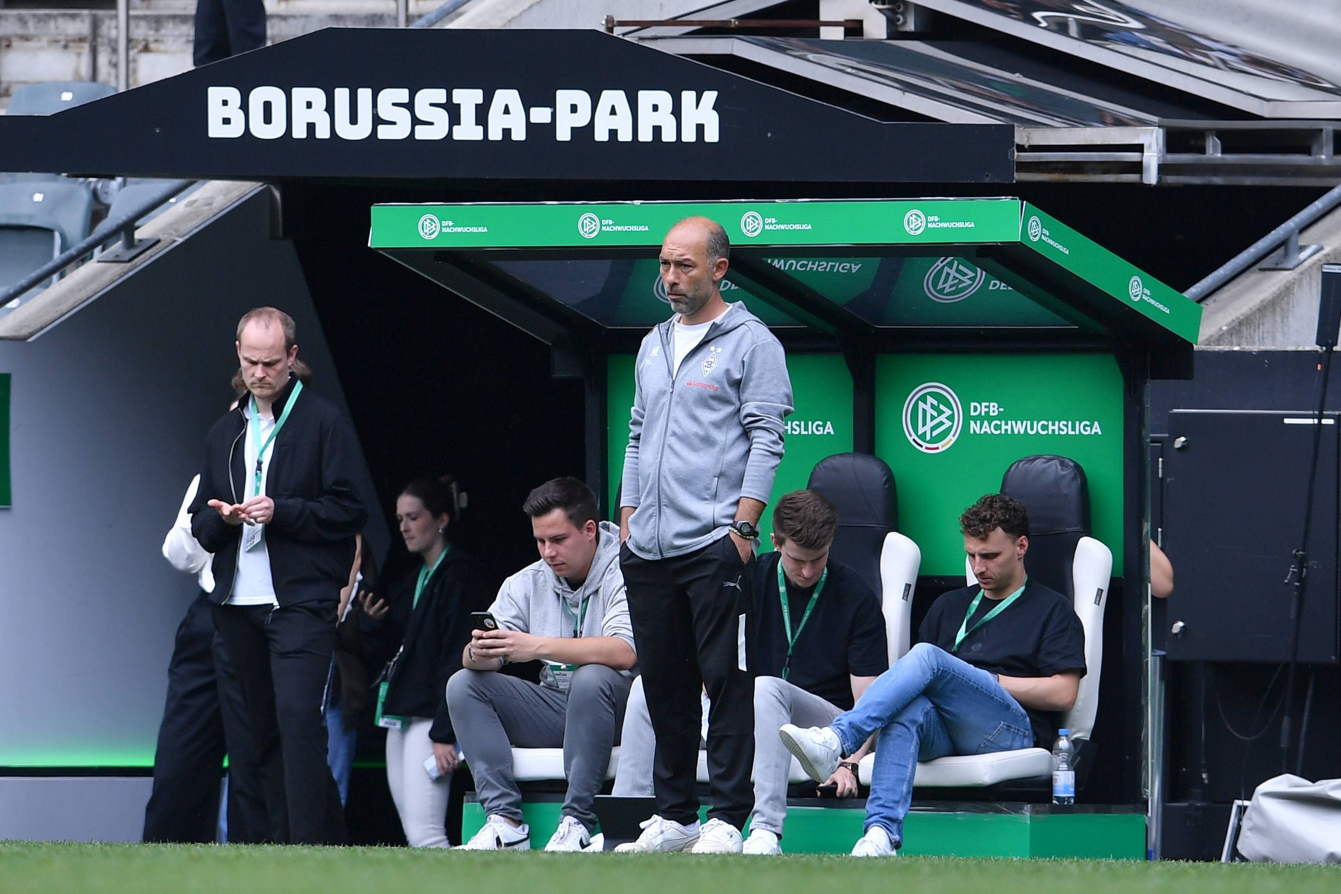 Trainer Mihai Enache und weitere Personen