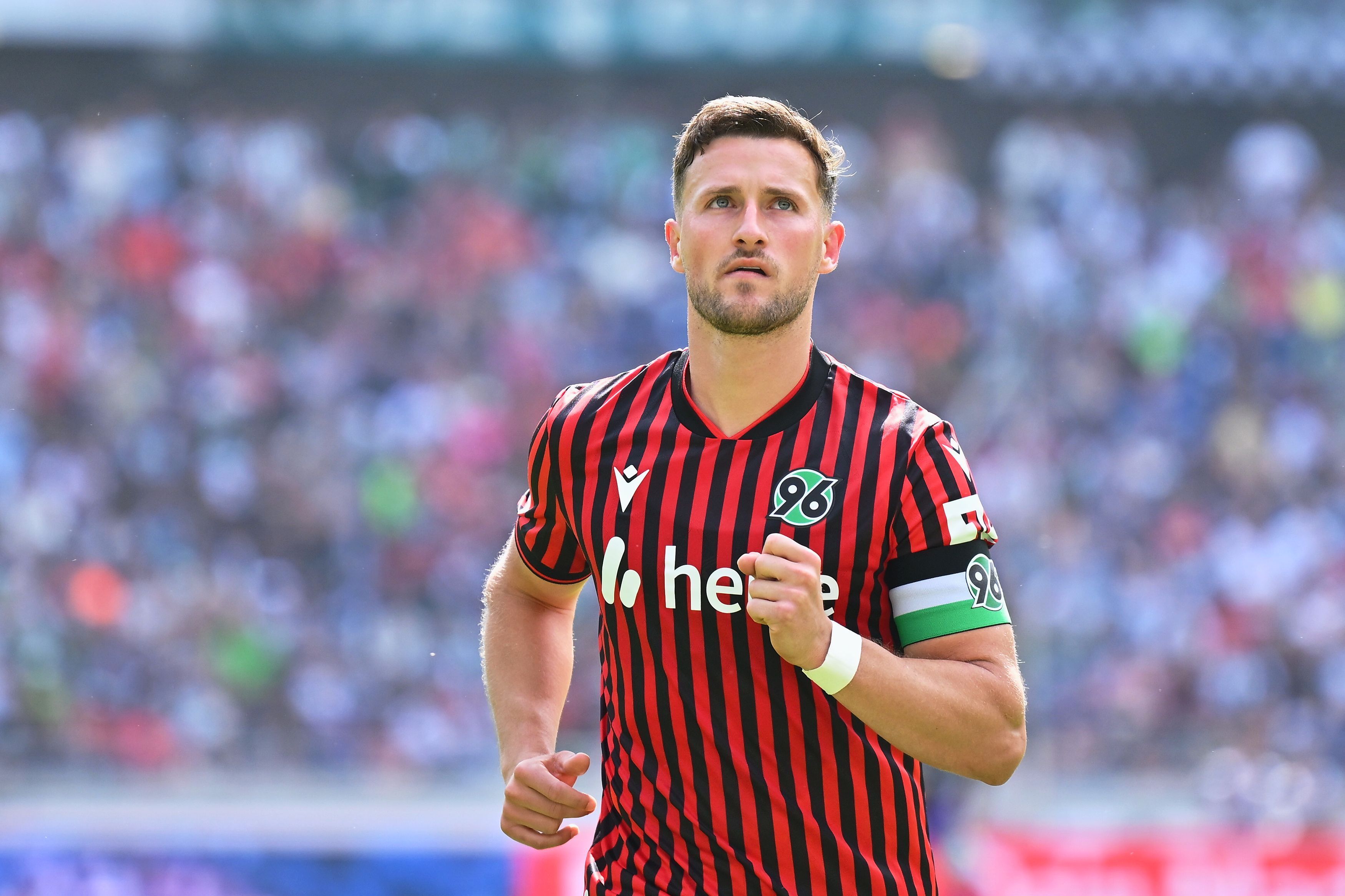 Enzo Leopold im Trikot von Hannover 96 auf dem Spielfeld.