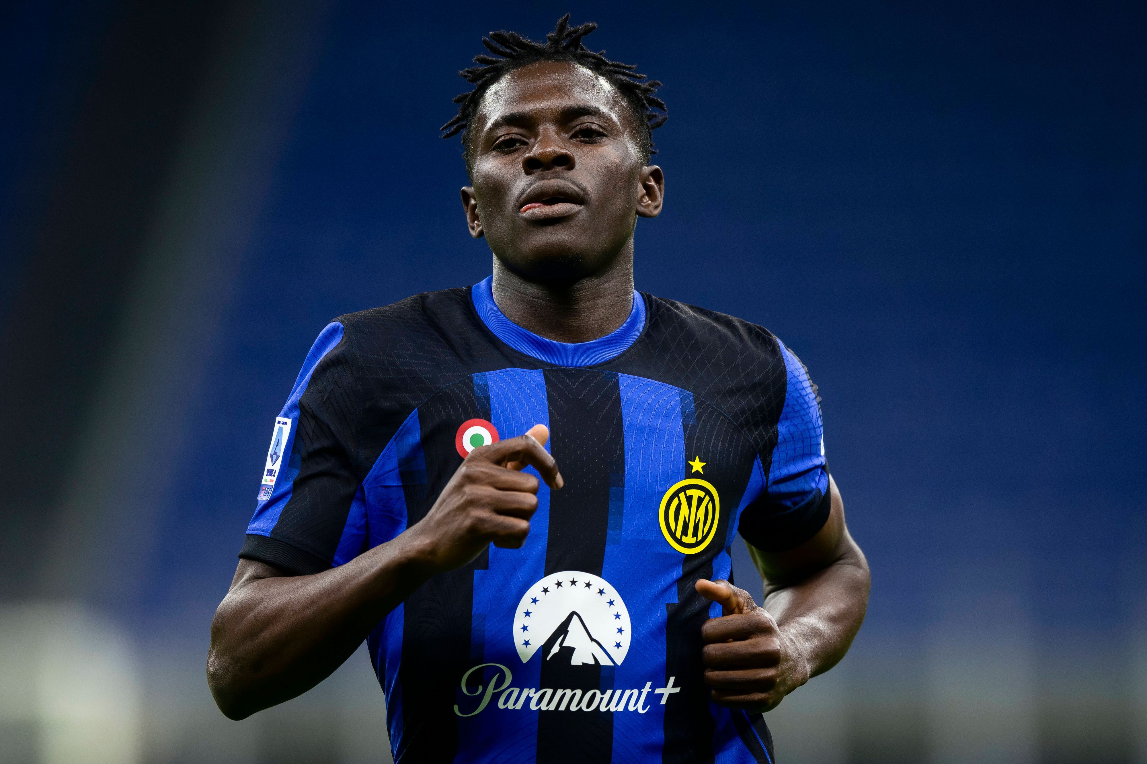 Ebenezer Akinsanmiro in einem Fußballtrikot