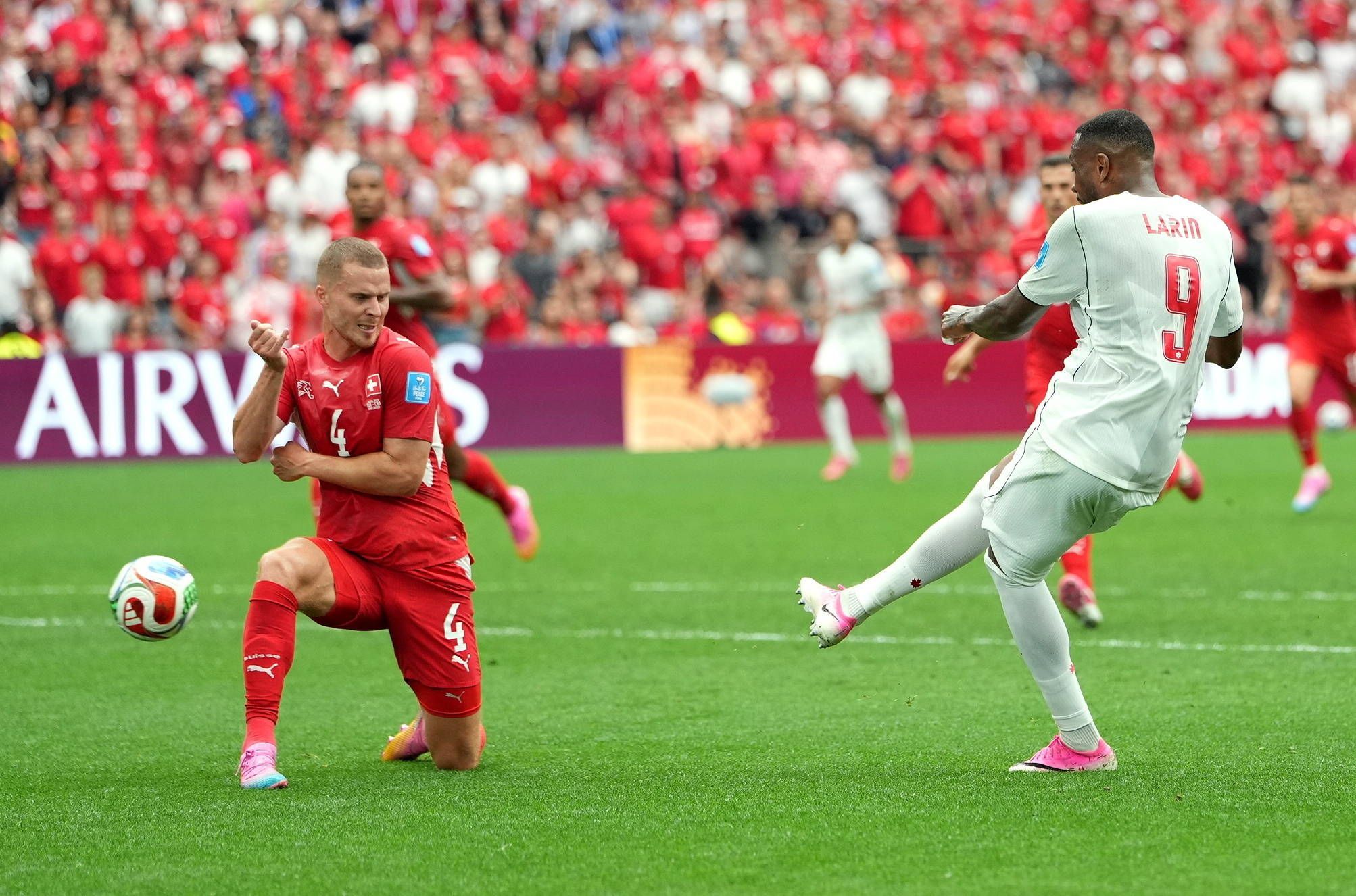 Nico Elvedi verteidigt Cyle Larin.