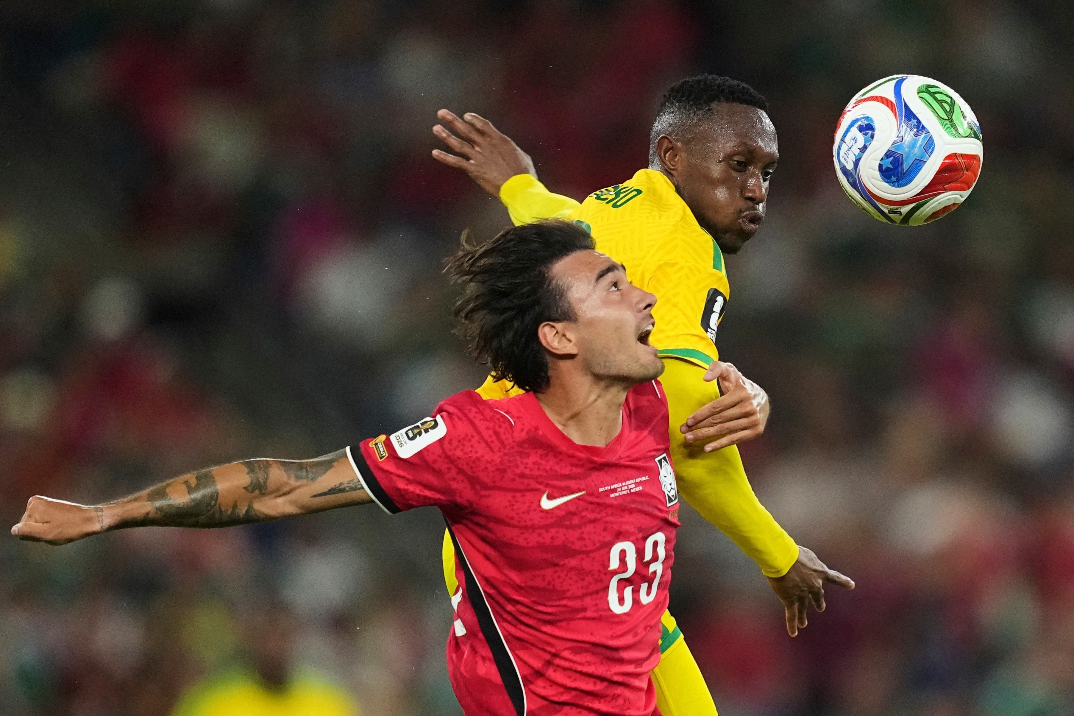 Luftduell zwischen Jens Castrop und Thapelo Maseko.