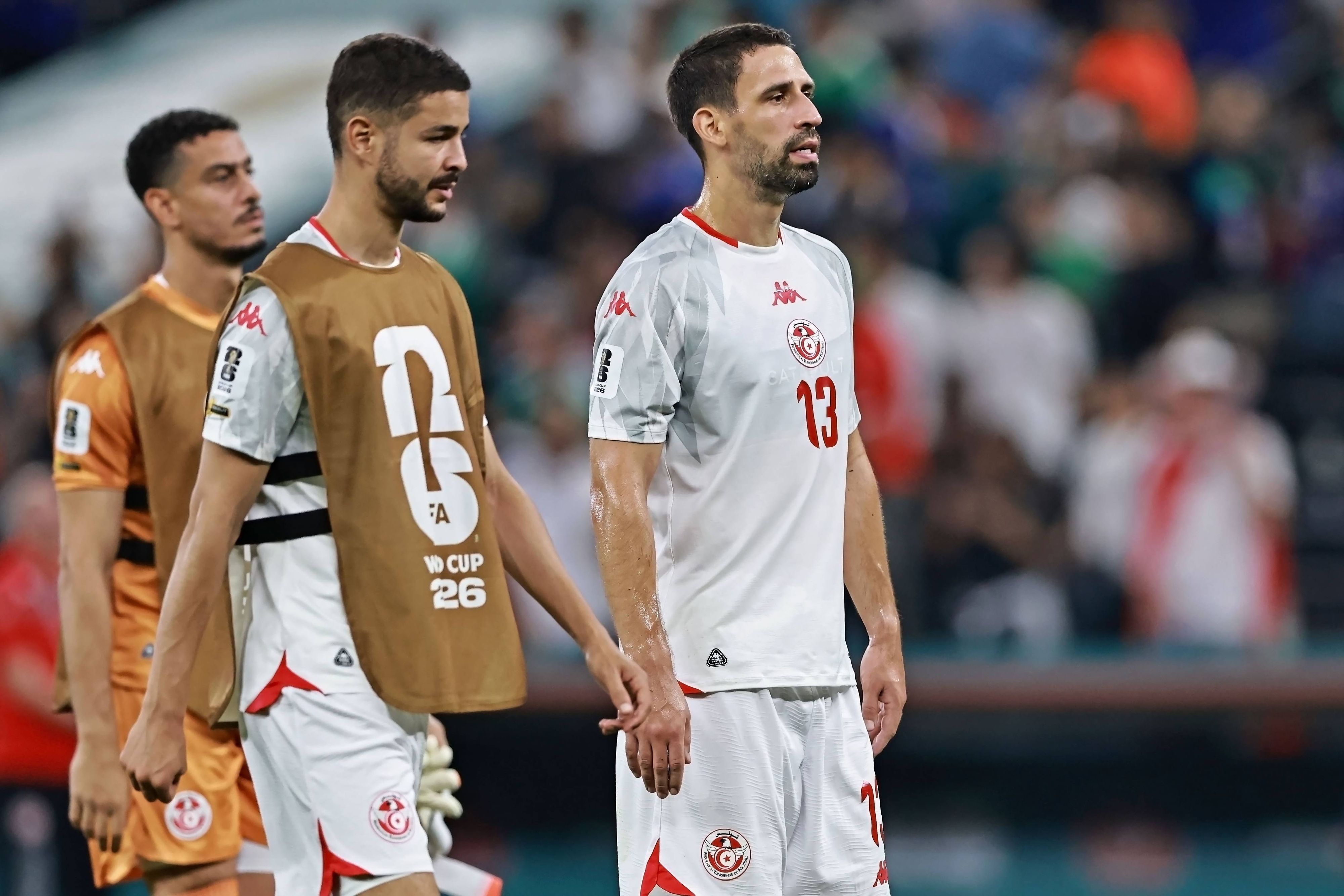 Rani Khedira geht mit Mitspielern enttäuscht vom Platz.