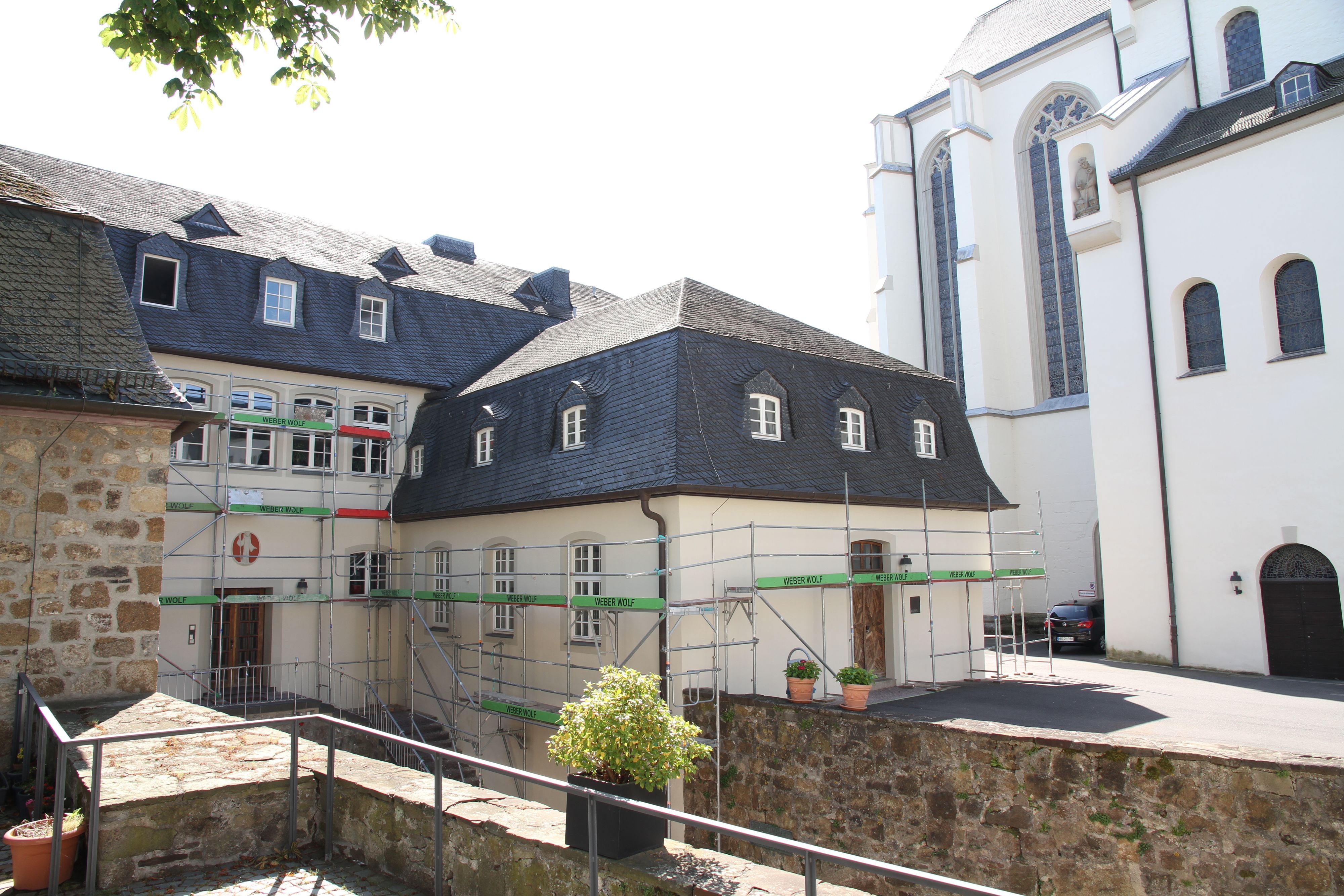 Unbeschuhte Karmeliten: Neuer Anstrich für Haus Maurus auf dem Siegburger Michaelsberg
