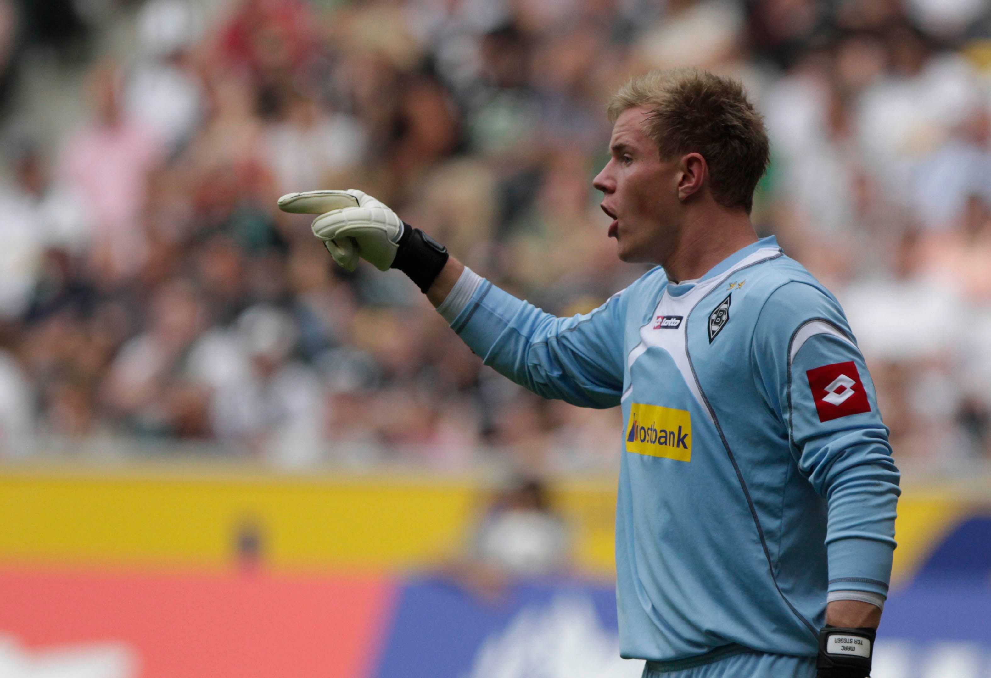 Marc-André ter Stegen gestikuliert im hellblauen Gladbach-Trikot.