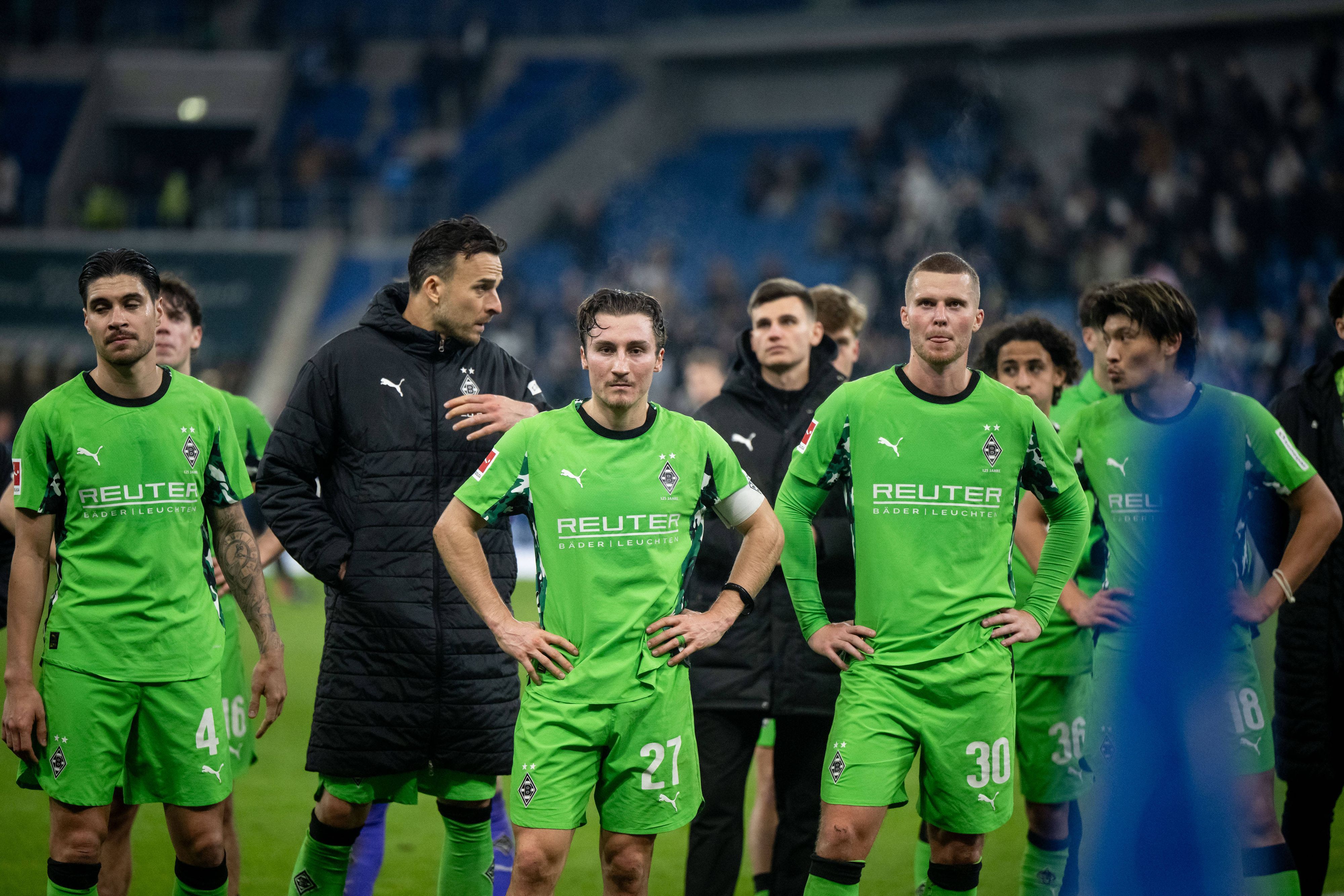 Kevin Diks, Haris Tabakovic, Rocco Reitz und Nico Elvedi stehen enttäuscht vor der Kurve.