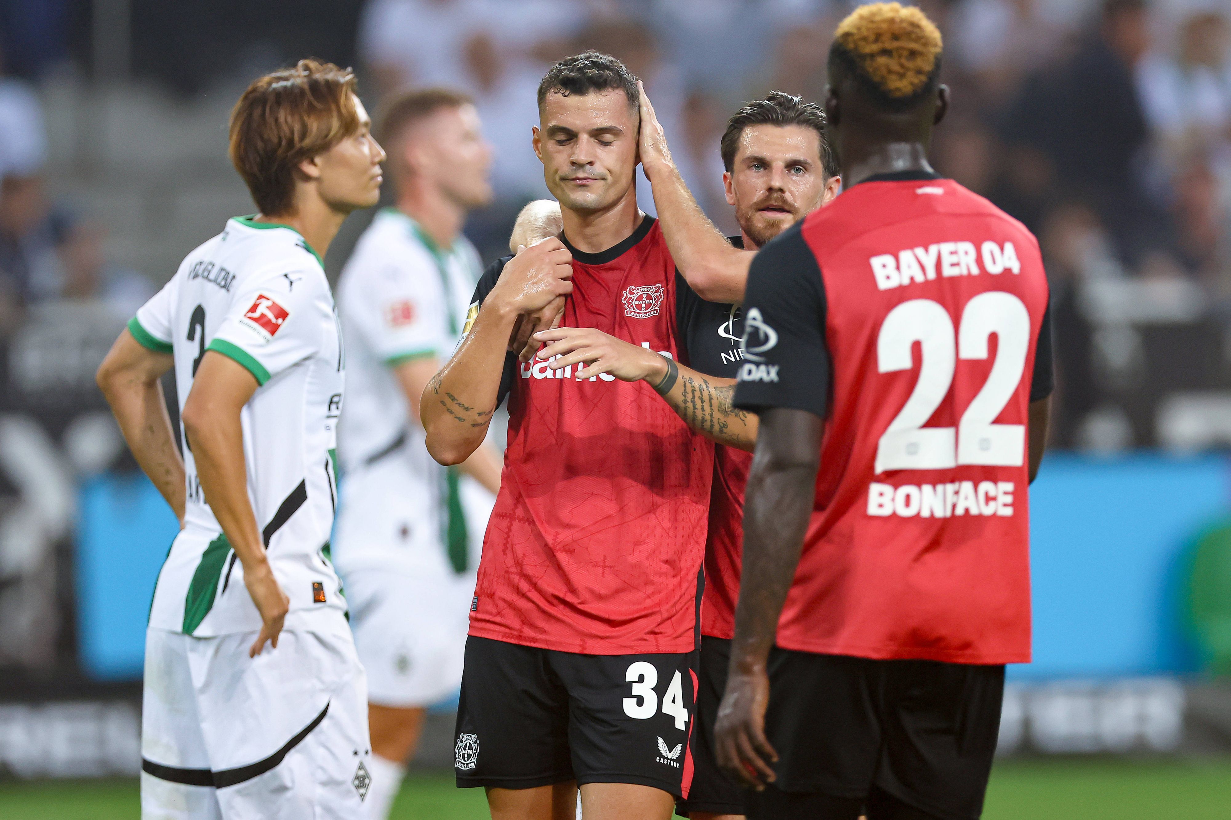 Granit Xhaka im Leverkusen-Trikot beim Spiel in Gladbach.
