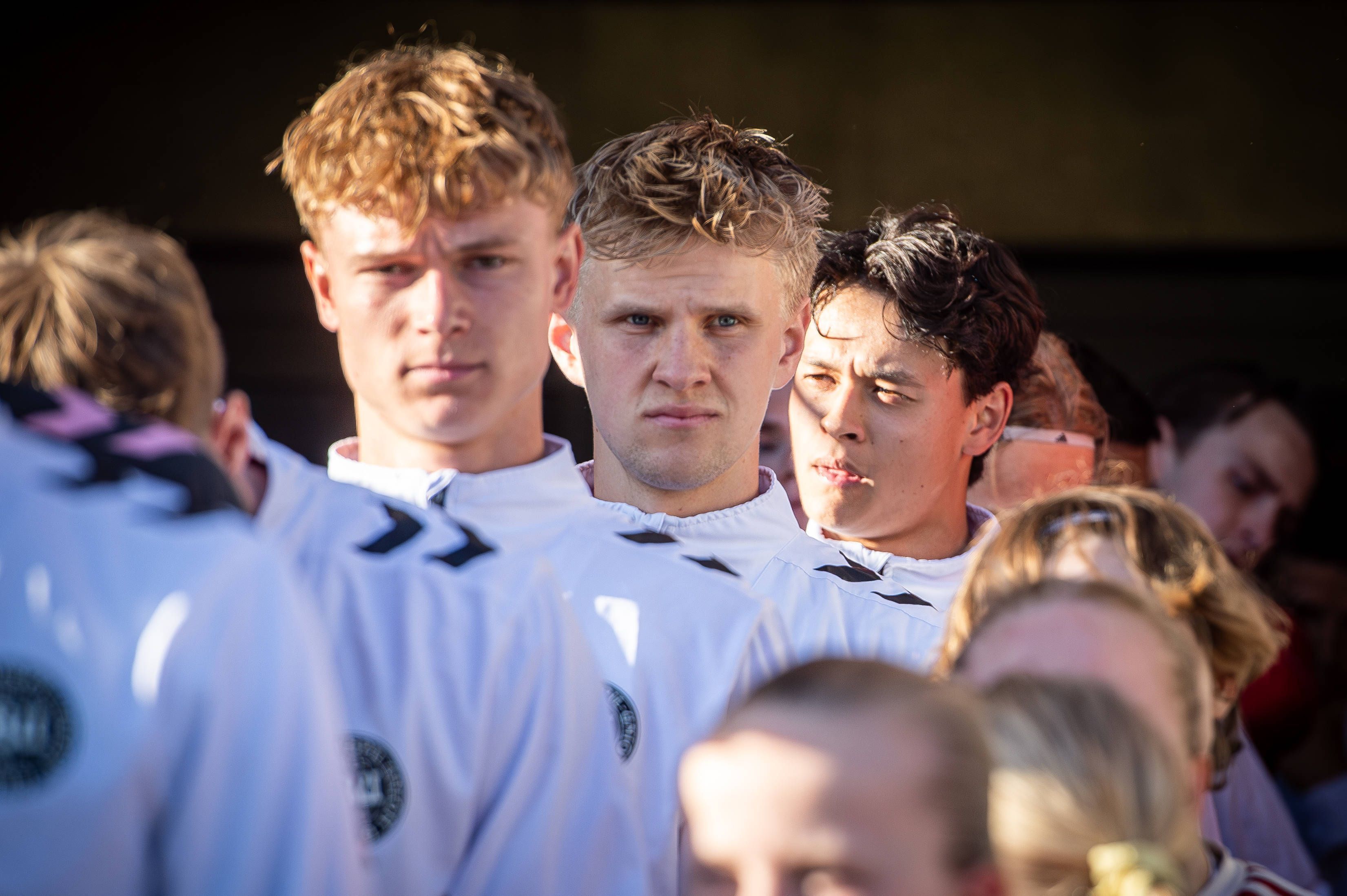 Lukas Kirkegaard zwischen Teamkollegen.
