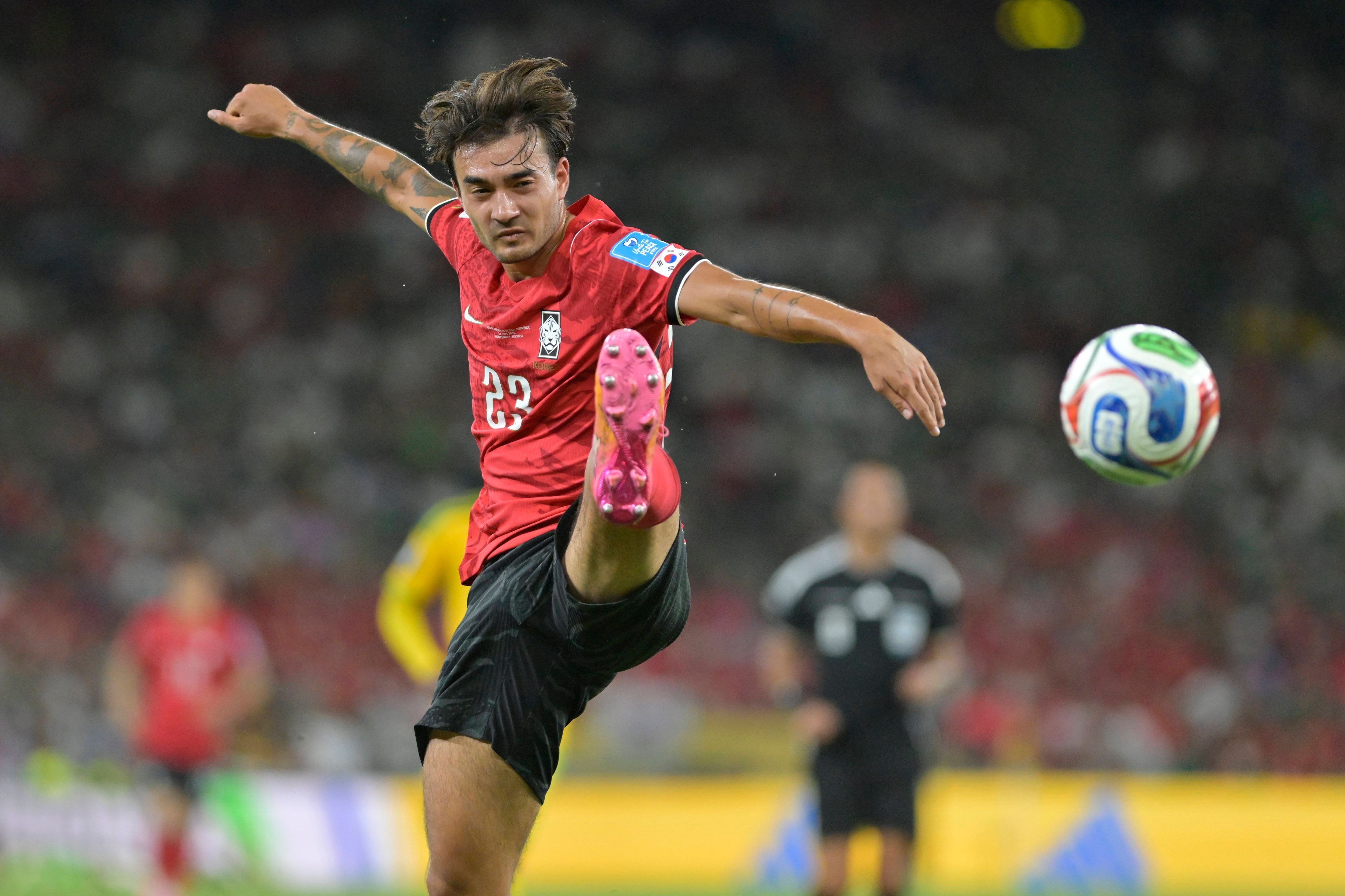 Jens Castrop ist für Südkorea am Ball.