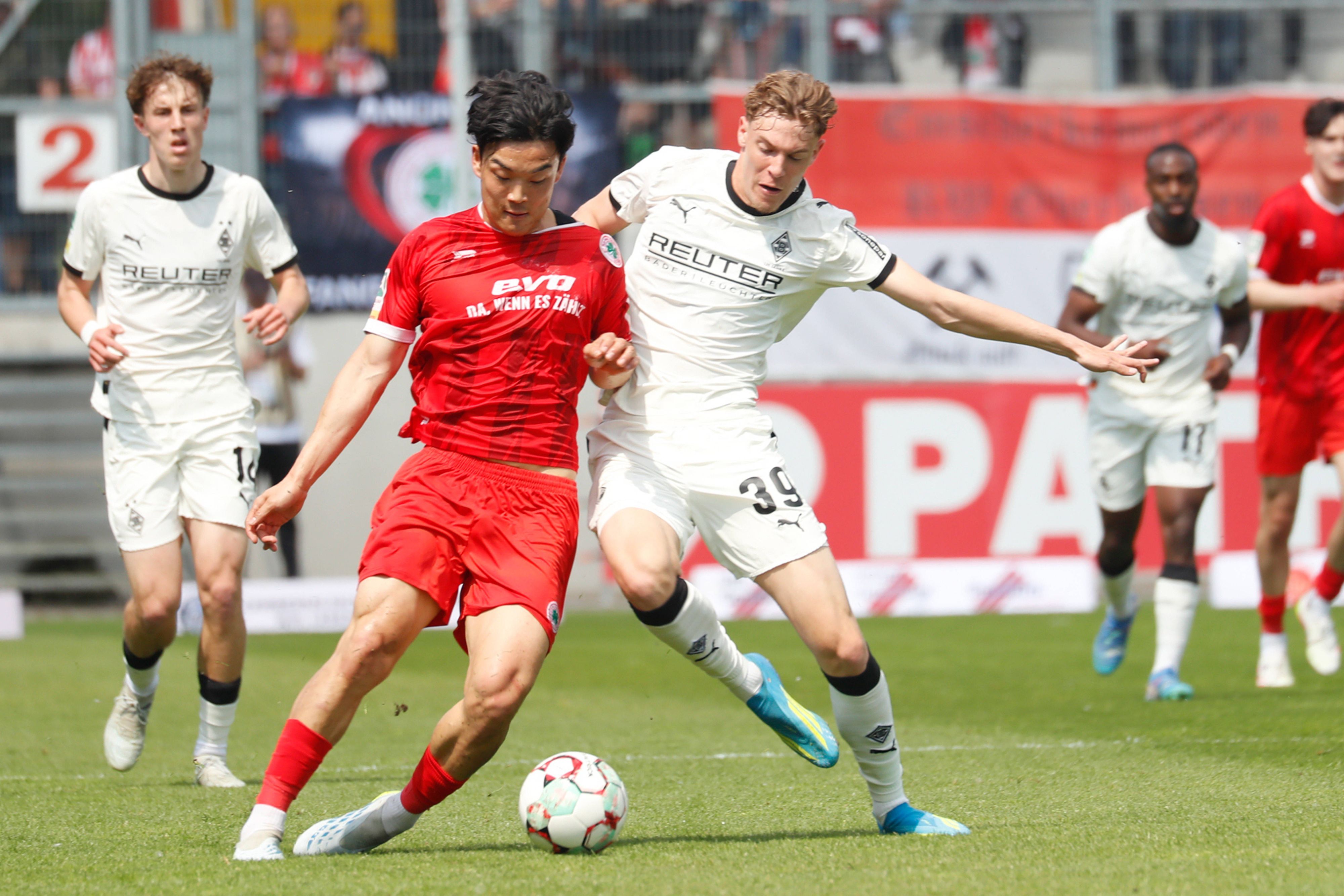 Spieler Niklas Swider (r.) im Zweikamp mit Seok-ju Hong.