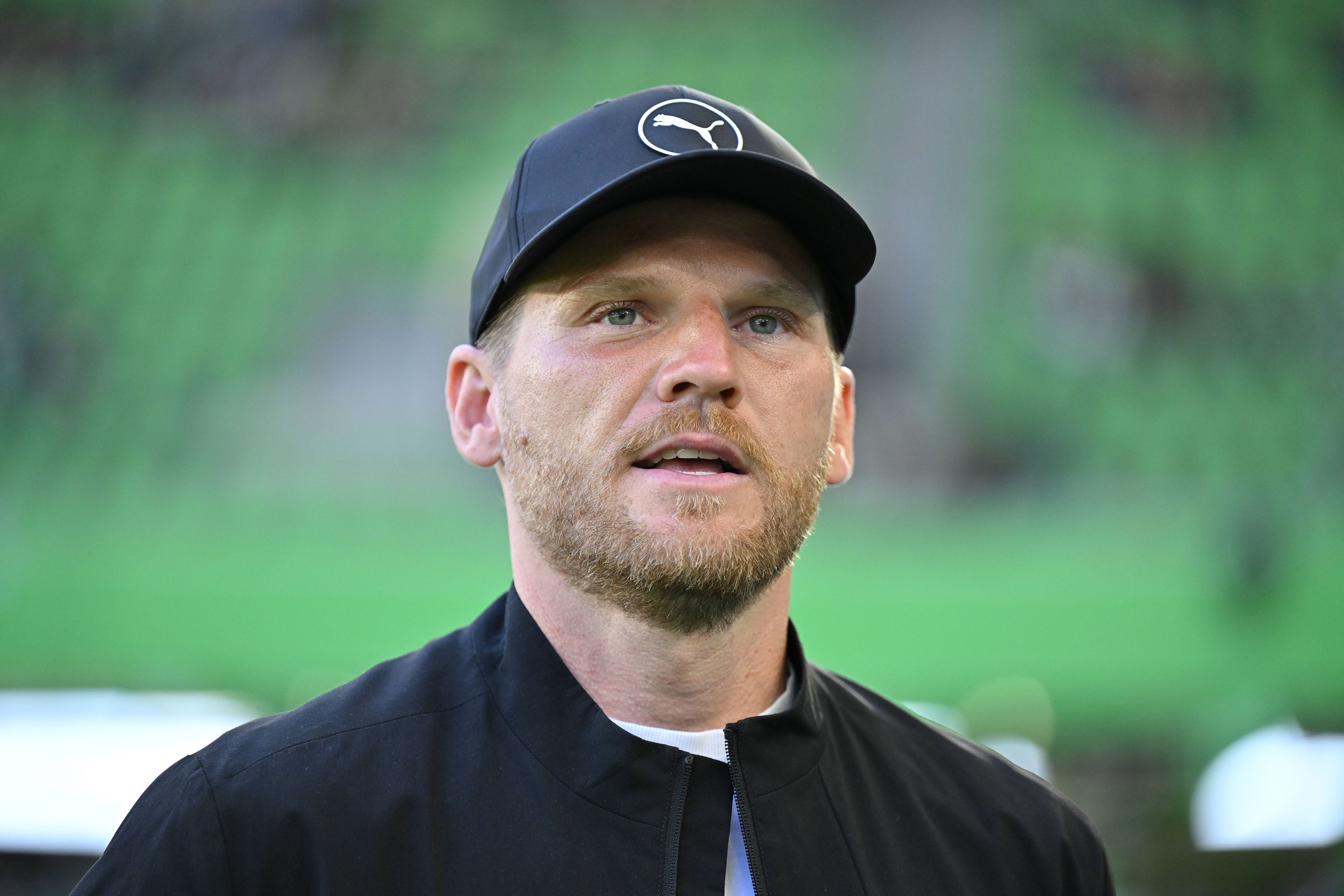 Trainer Eugen Polanski (Borussia Mönchengladbach) ist vor einem Bundesliga-Spiel im Stadion.