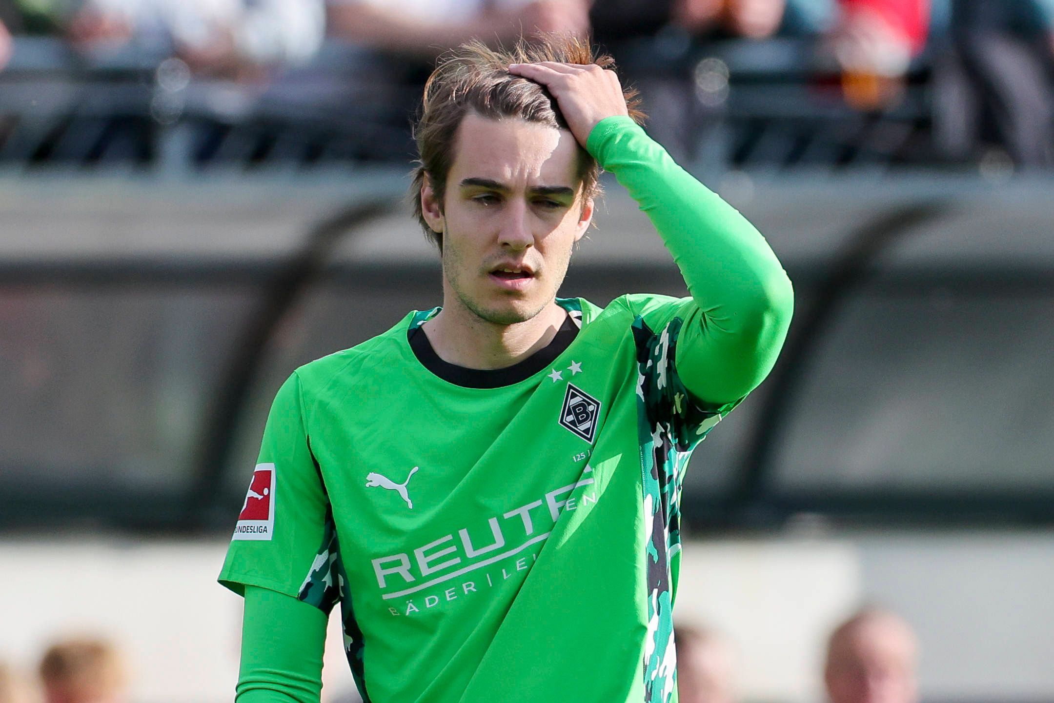 Florian Neuhaus rauft sich genervt und frustriert die Haare.