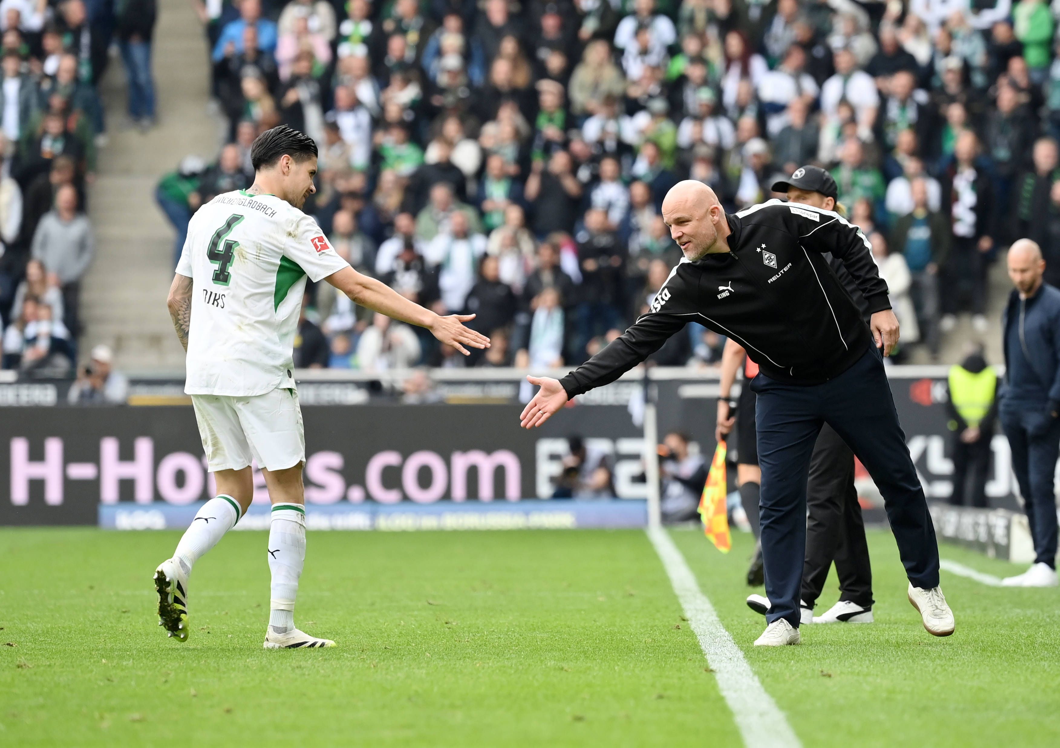 Rouven Schröder schlägt mit Kevin Diks ein.