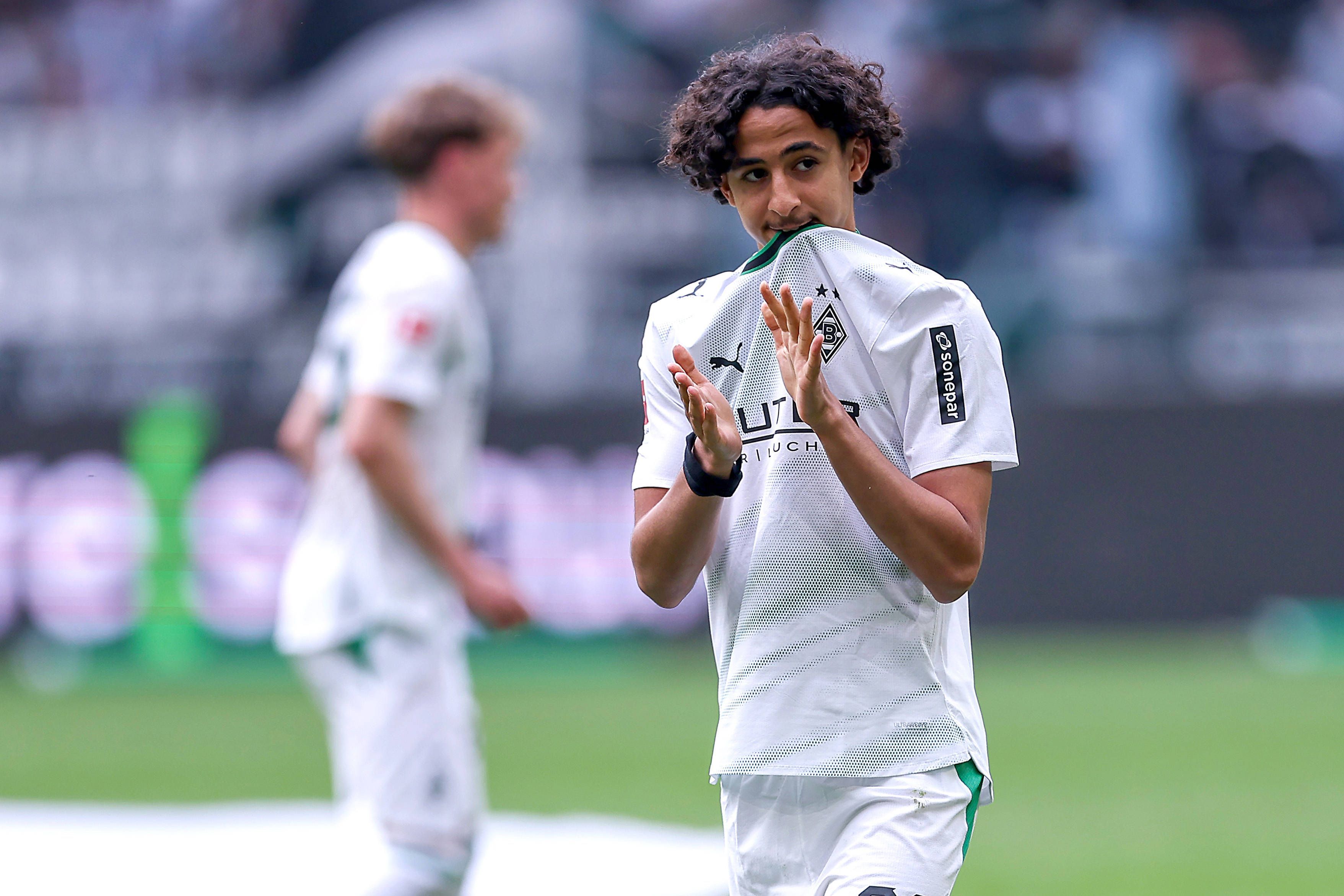 Wael Mohya klatscht im Gladbach-Trikot.