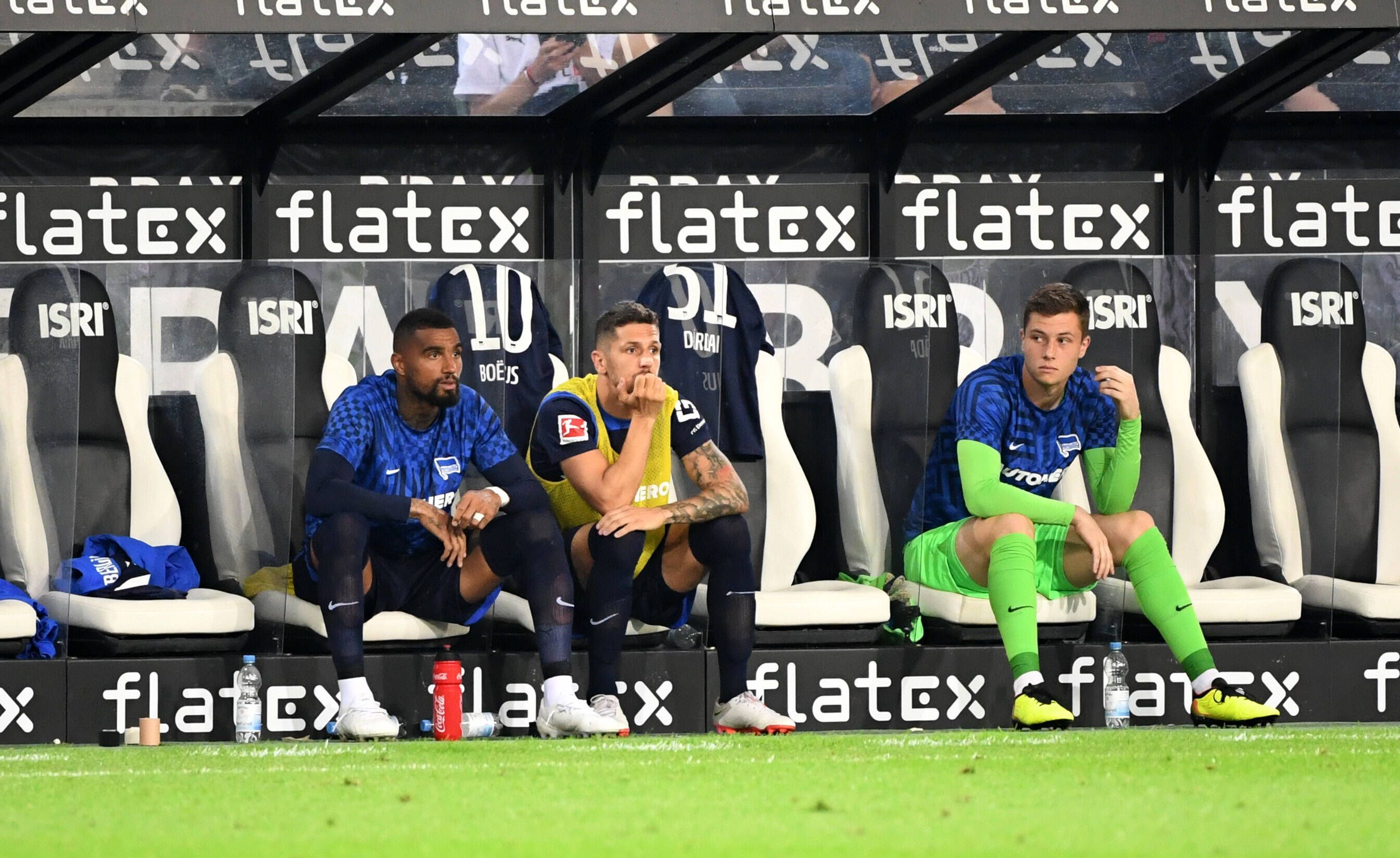 Kevin-Prince Boateng, Stevan Jovetic, Tjark Ernst auf der Bank