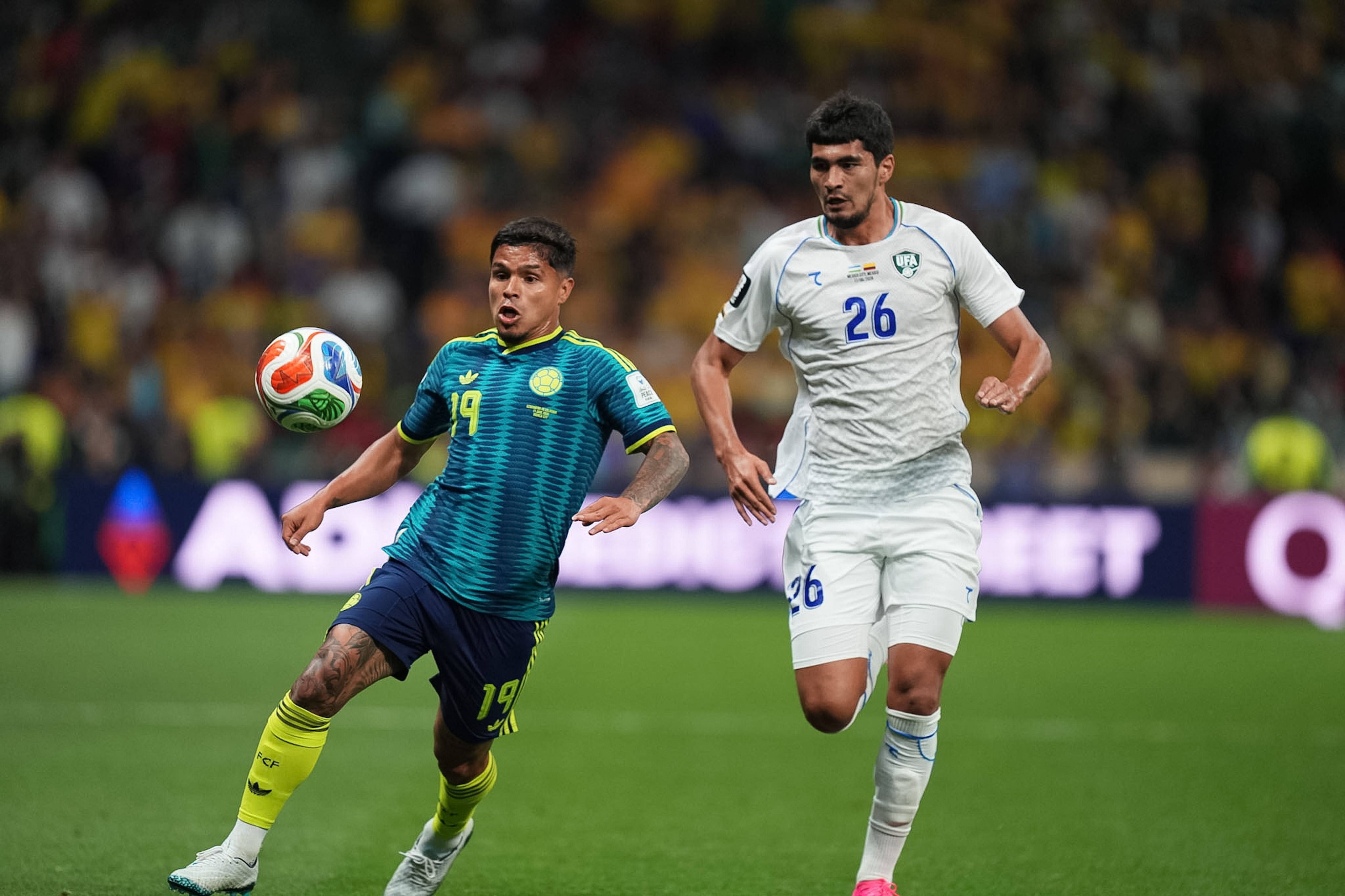 Cucho Hernández und Jakhongir Urozov kämpfen um den Ball.