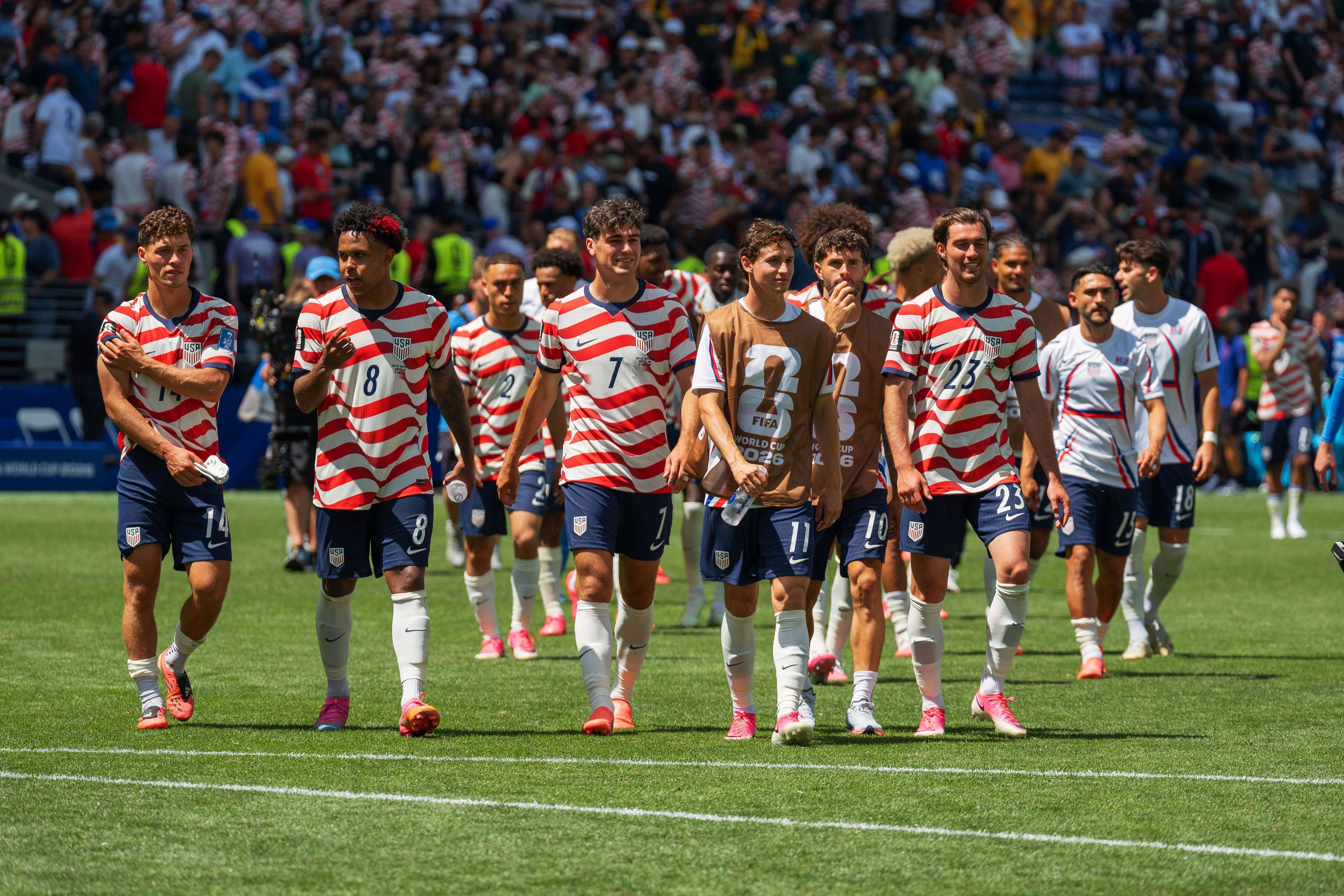 Gio Reyna und Joe Scally gehen mit ihren Kollegen aus der US-Nationalmannschaft vom Platz.