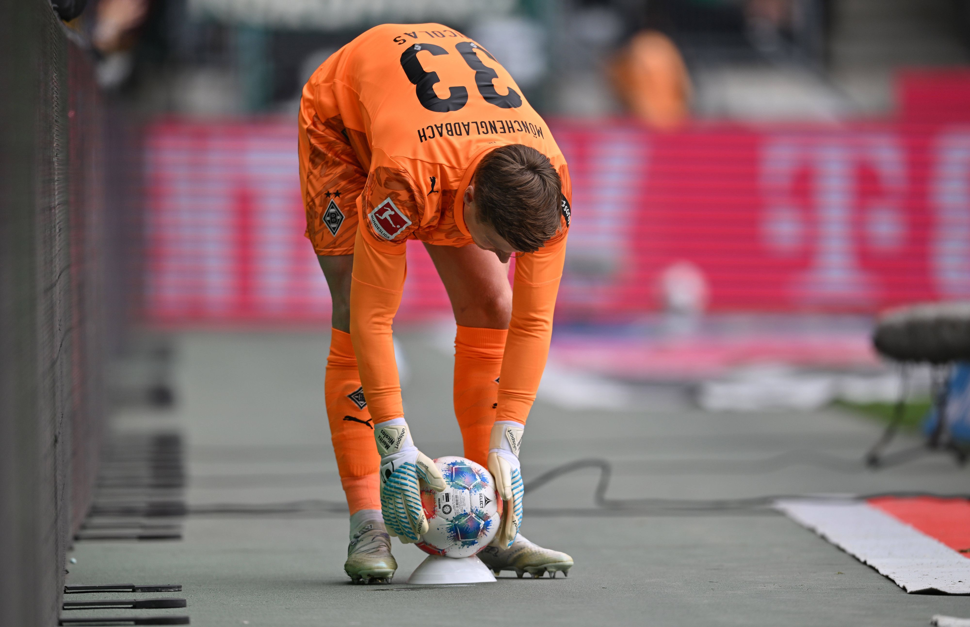 Torwart Moritz Nicolas mit Fußball