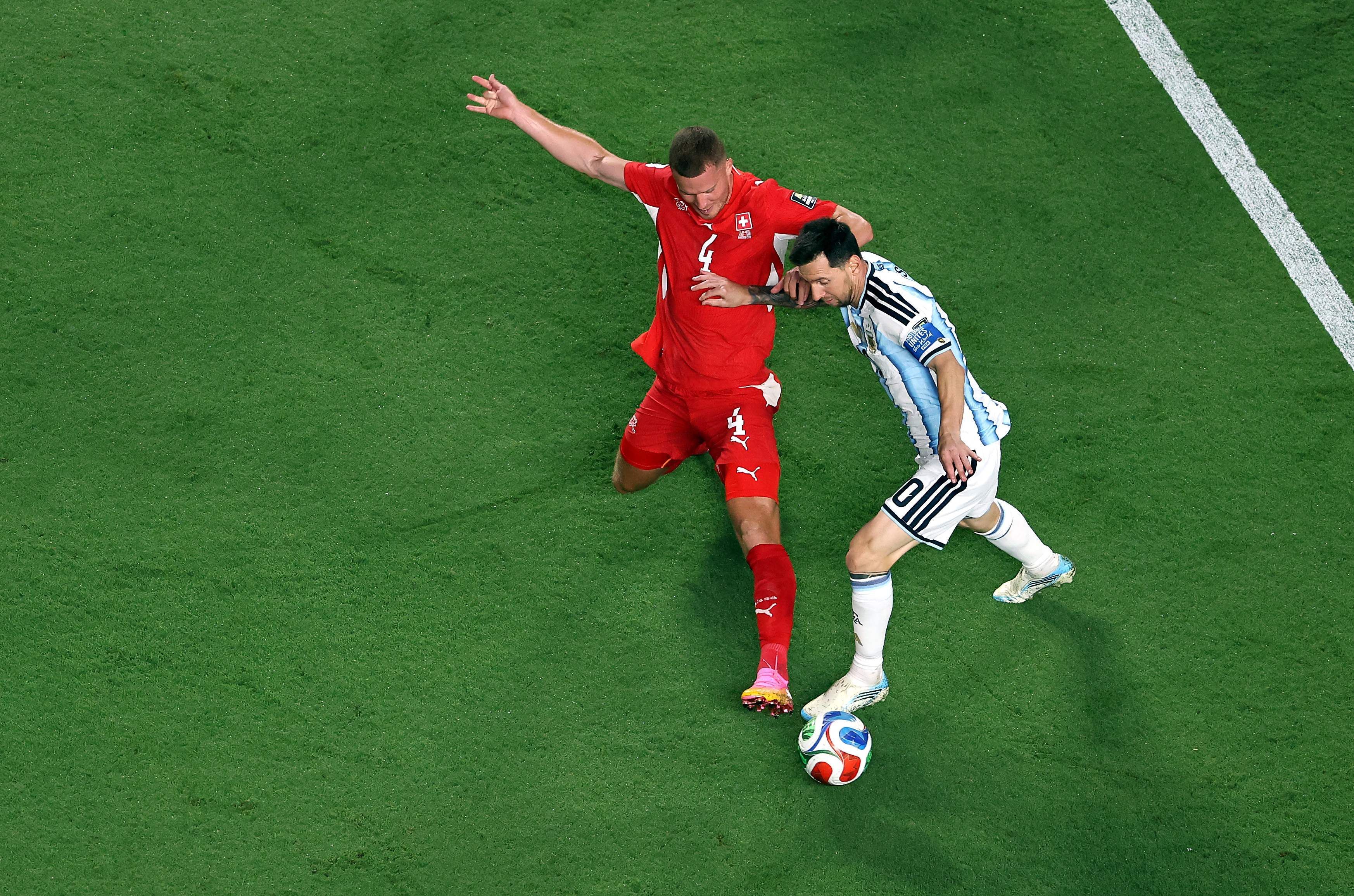 Zweikampf zwischen Lionel Messi und Nico Elvedi.