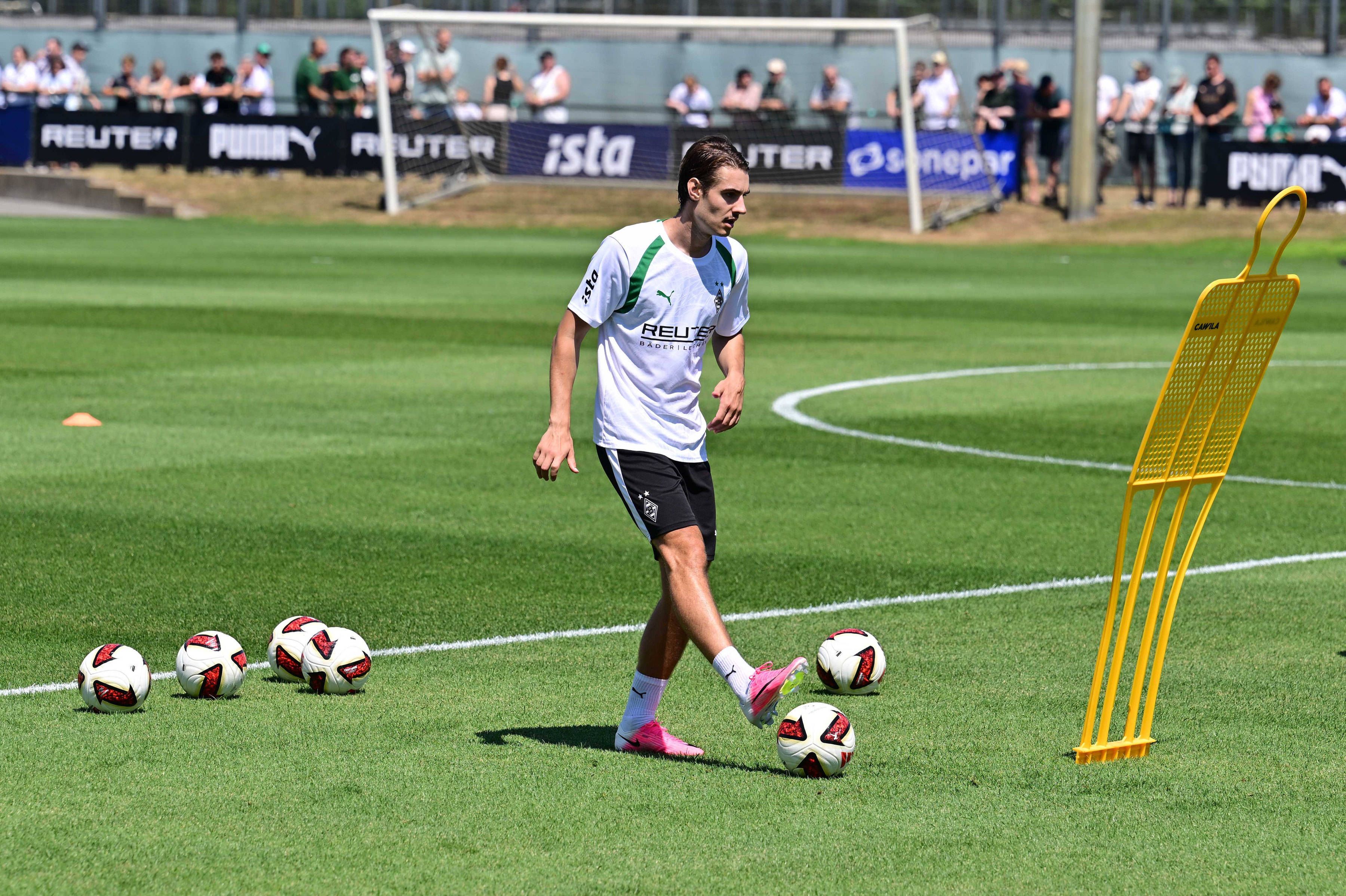 Florian Neuhaus am Ball