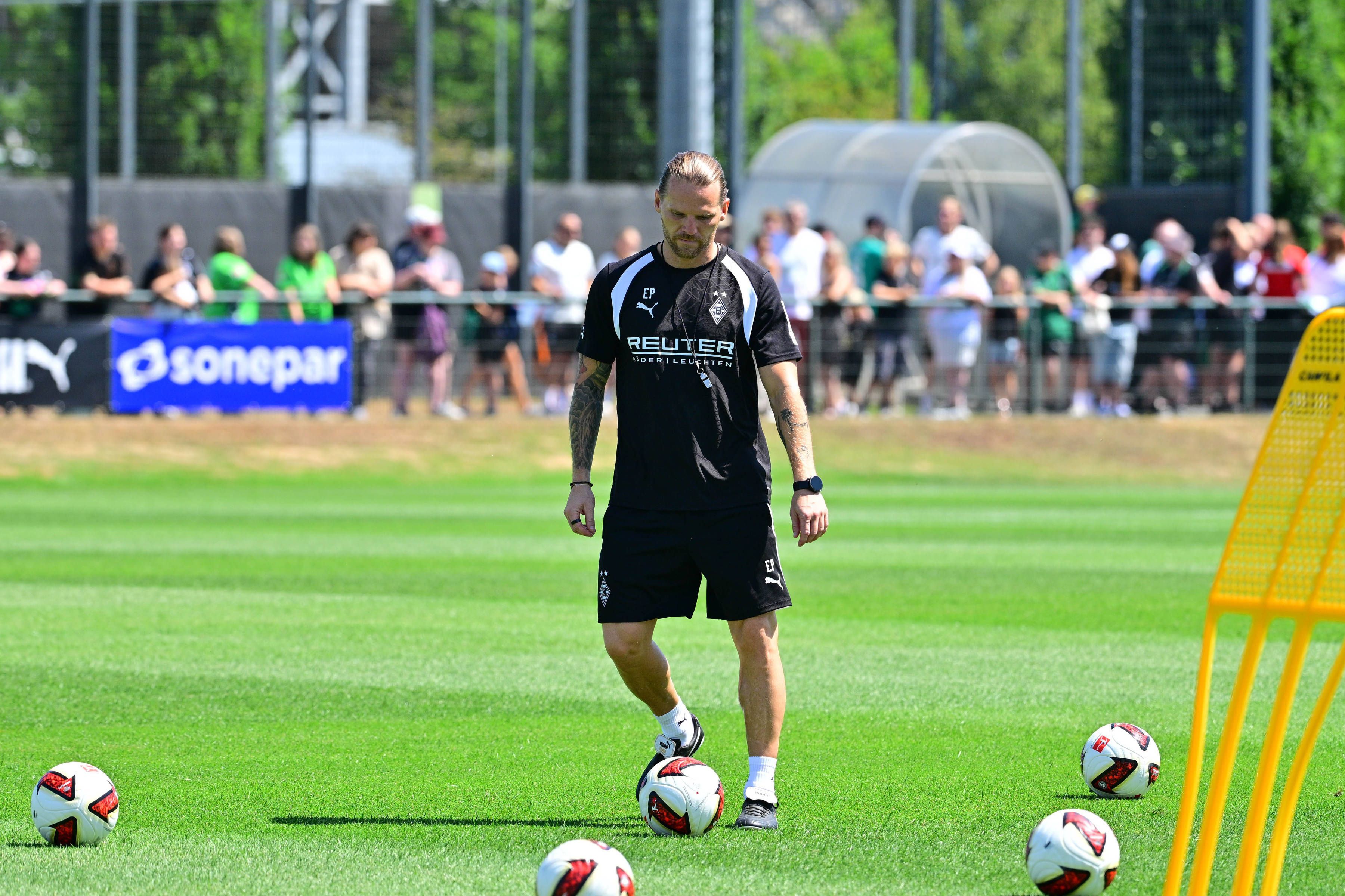 Gladbach-Trainer Eugen Polanski begrüßte seine Spieler zum ersten Training der Sommervorbereitung.