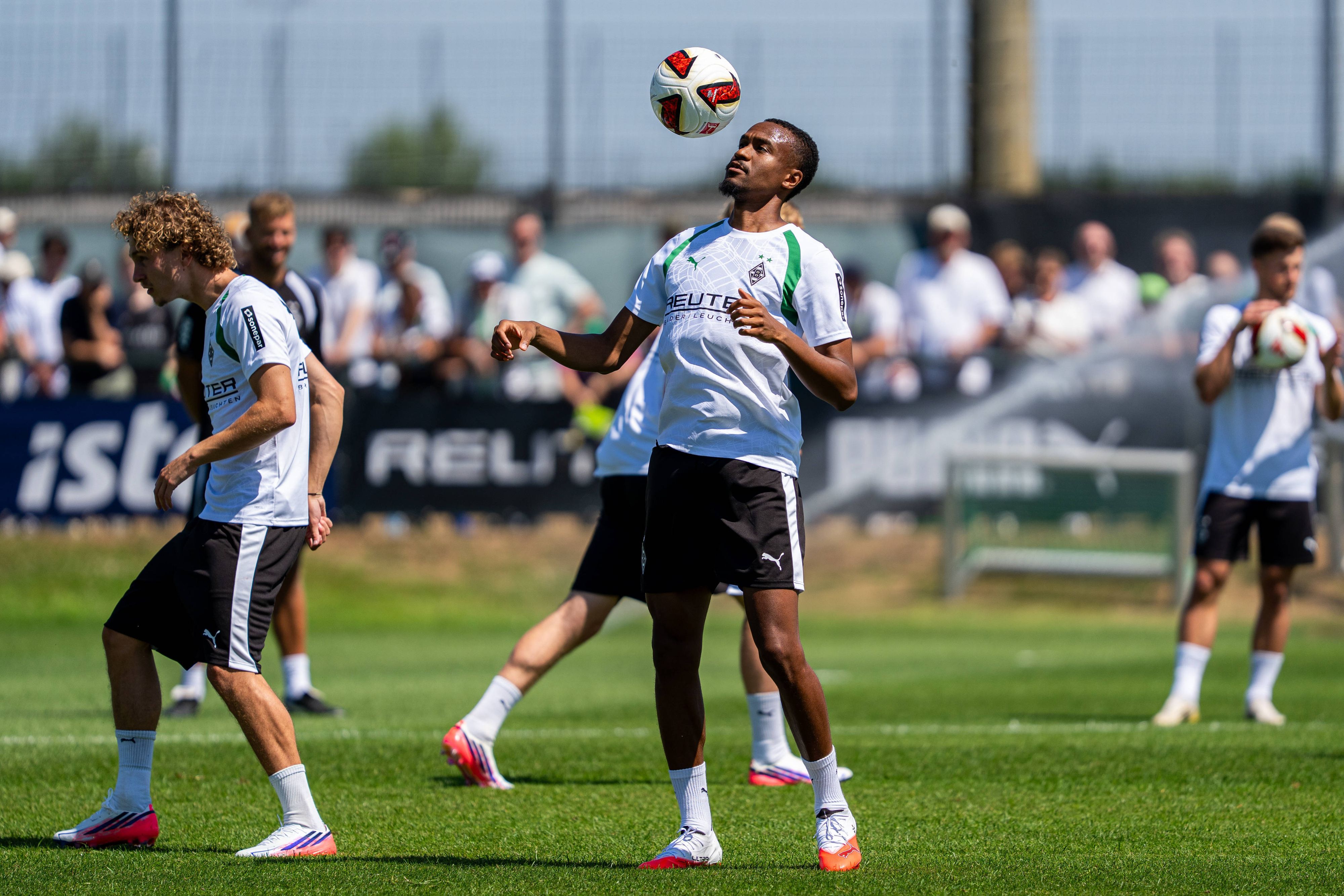 Nathan Ngoumou stoppt im Training von Borussia Mönchengladbach den Ball lässig mit der Brust.
