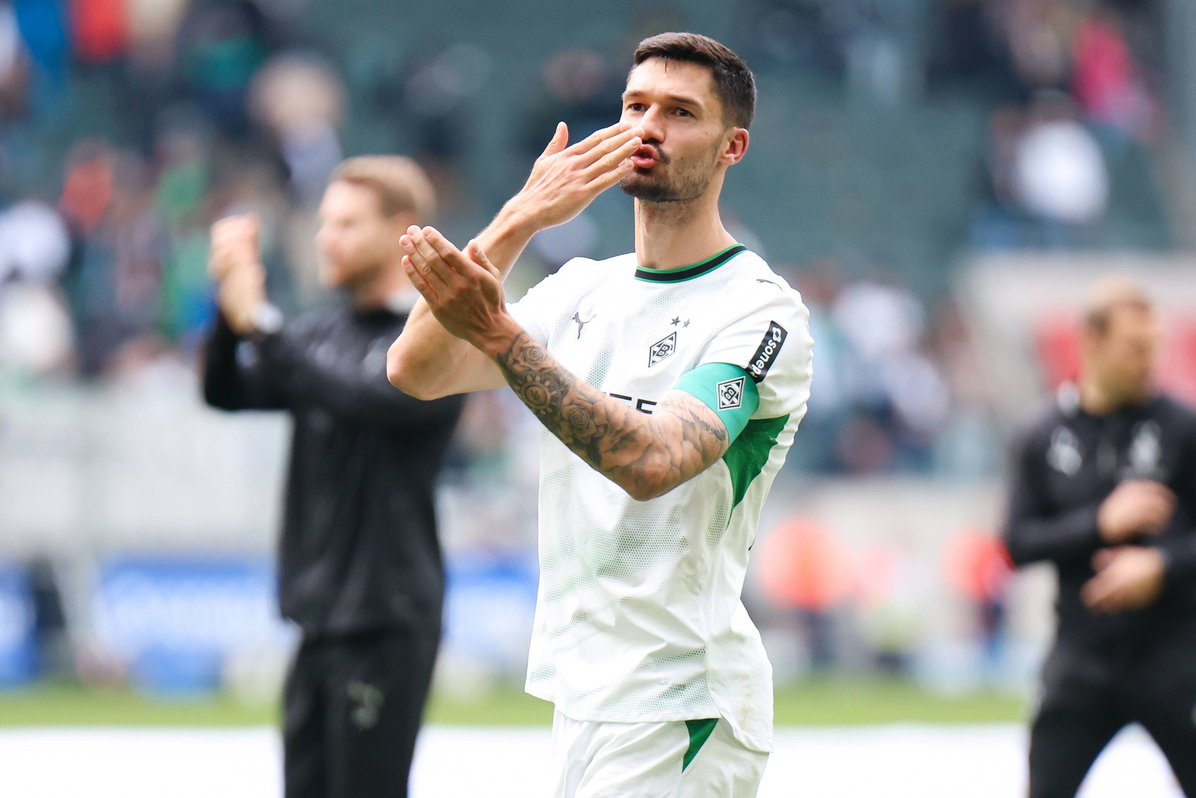 Fußballspieler Tim Kleindienst in Spielerkleidung