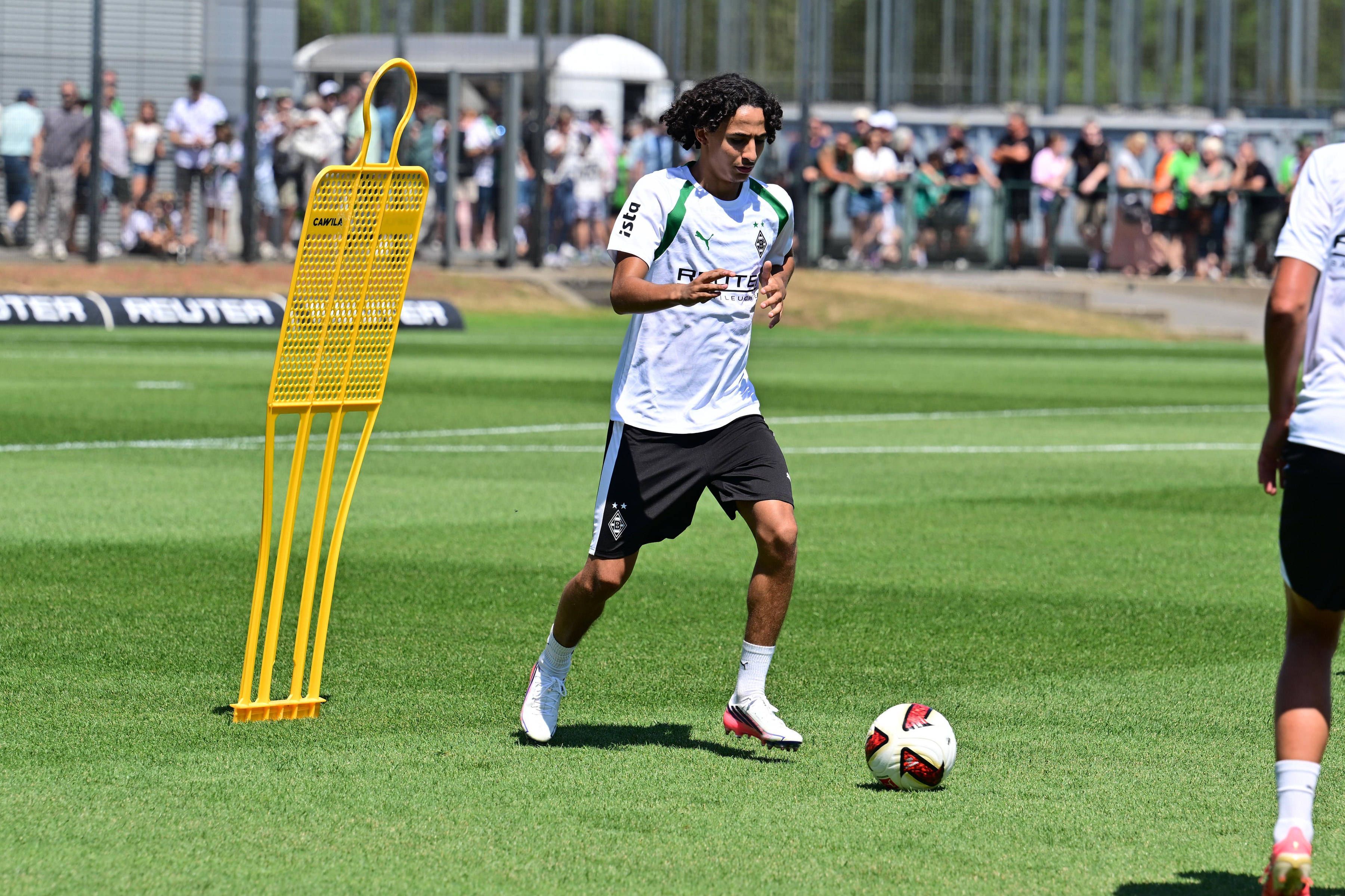 Fohlen-Talent Wael Mohya am Ball.