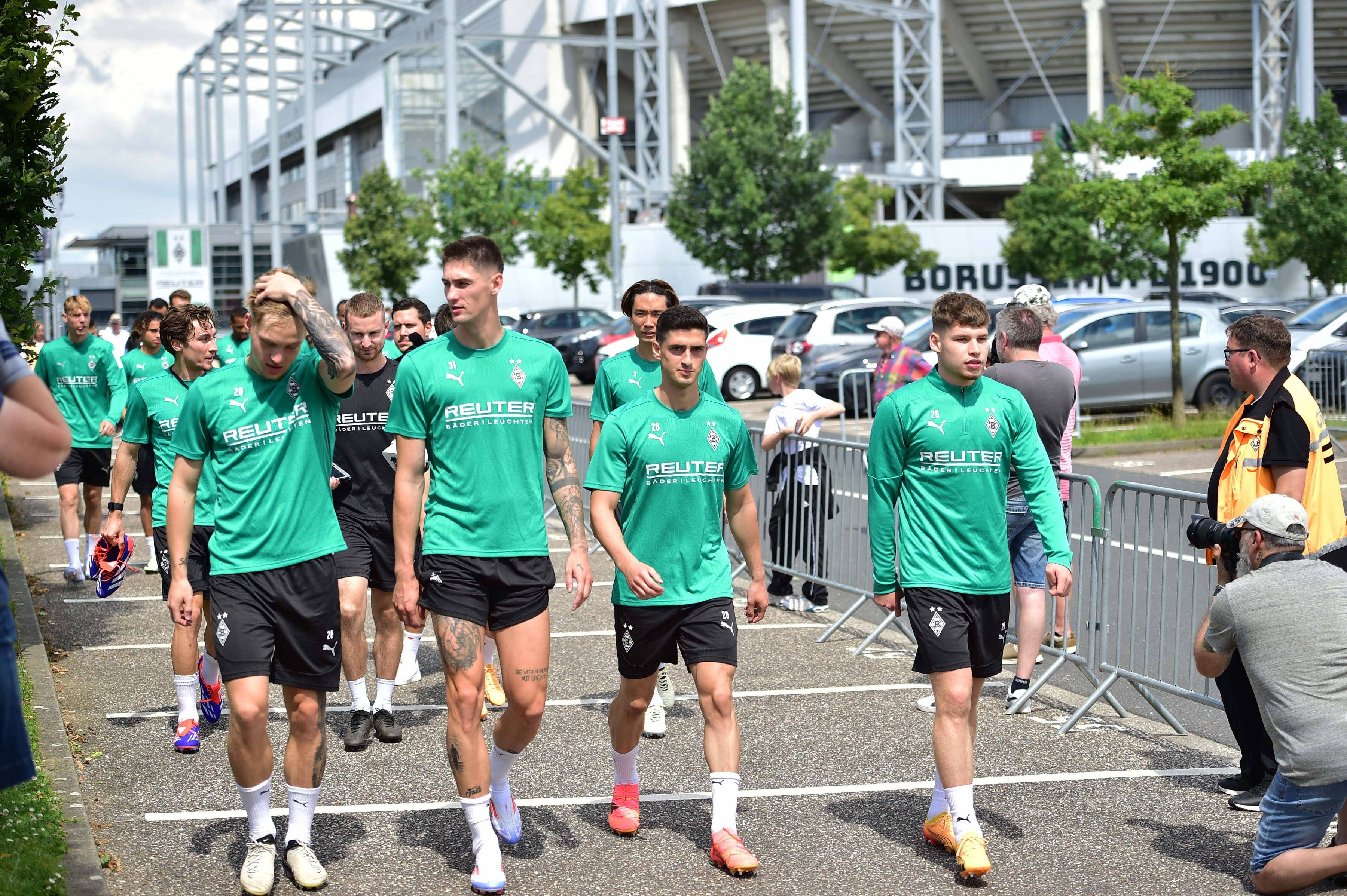 Tomas Cvancara (2.v.l.) und Grant-Leon Ranos (2.v.r.) gehen im Sommer 2024 zwischen Luca Netz (l.) und Lukas Ullrich (r.) zum Auftakttraining am Borussia-Park.