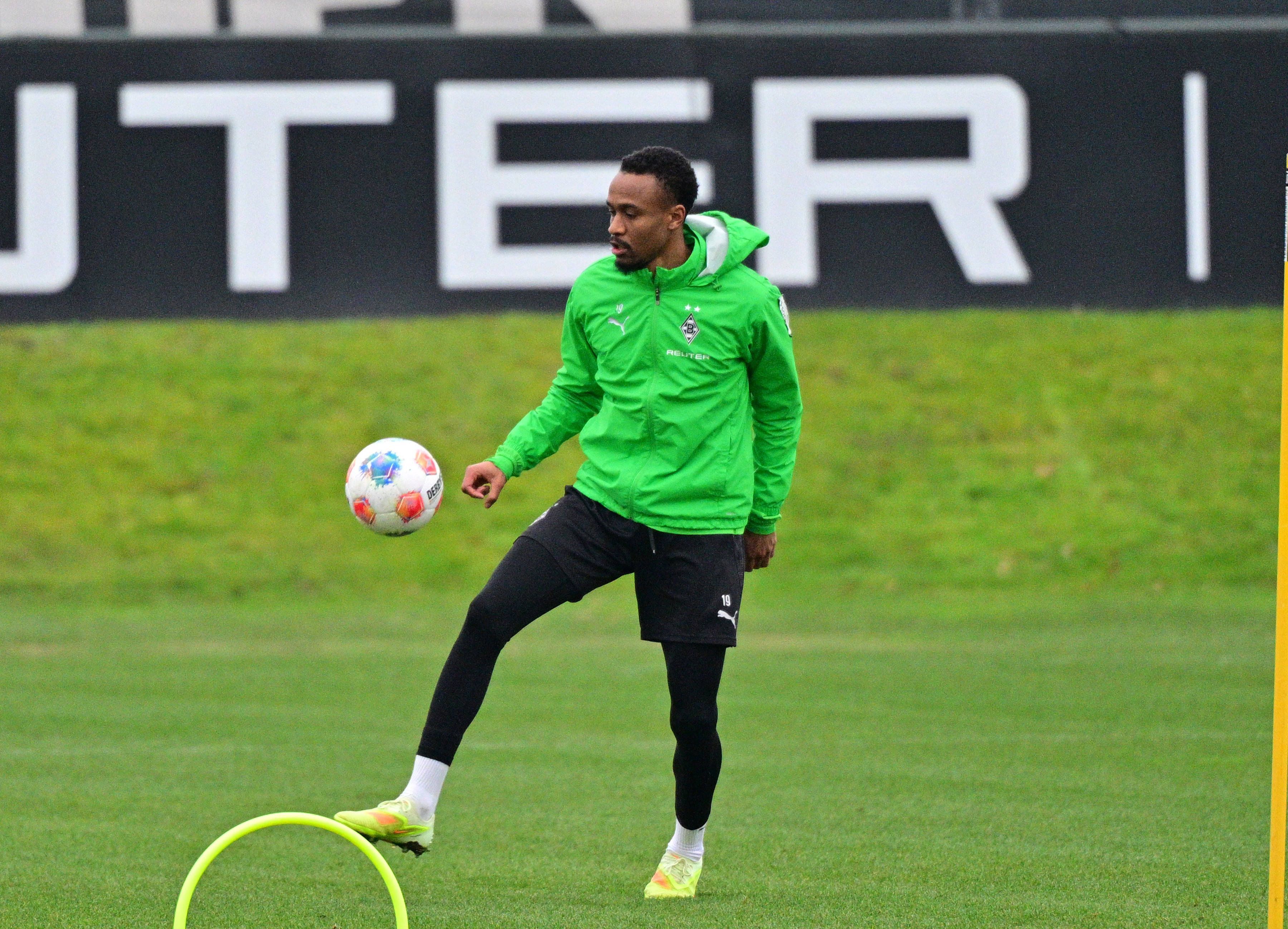 Nathan Ngoumou hält den Ball hoch.