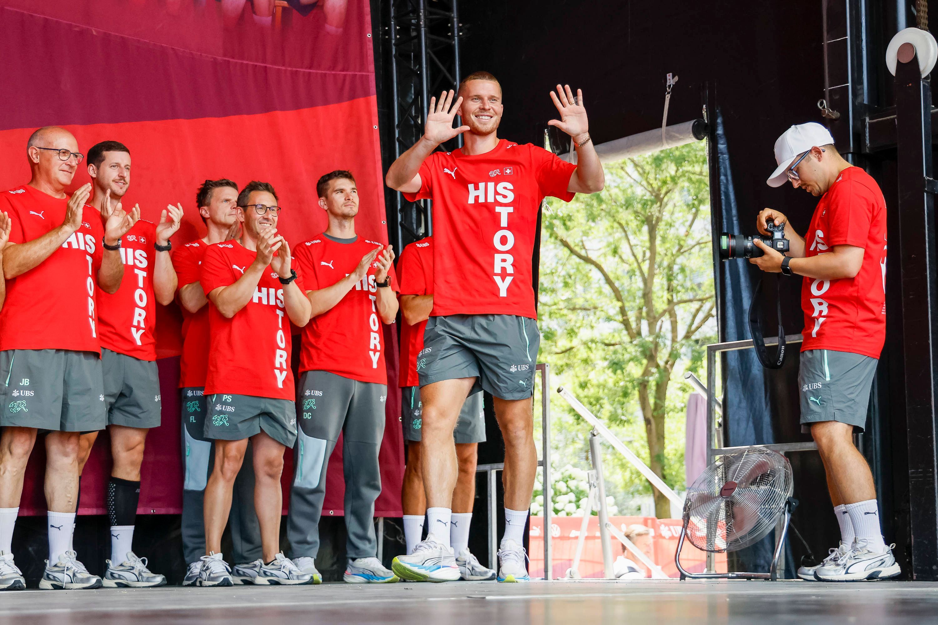 Nico Elvedi winkt beim Empfang der Schweizer Nationalmannschaft den Fans zu.