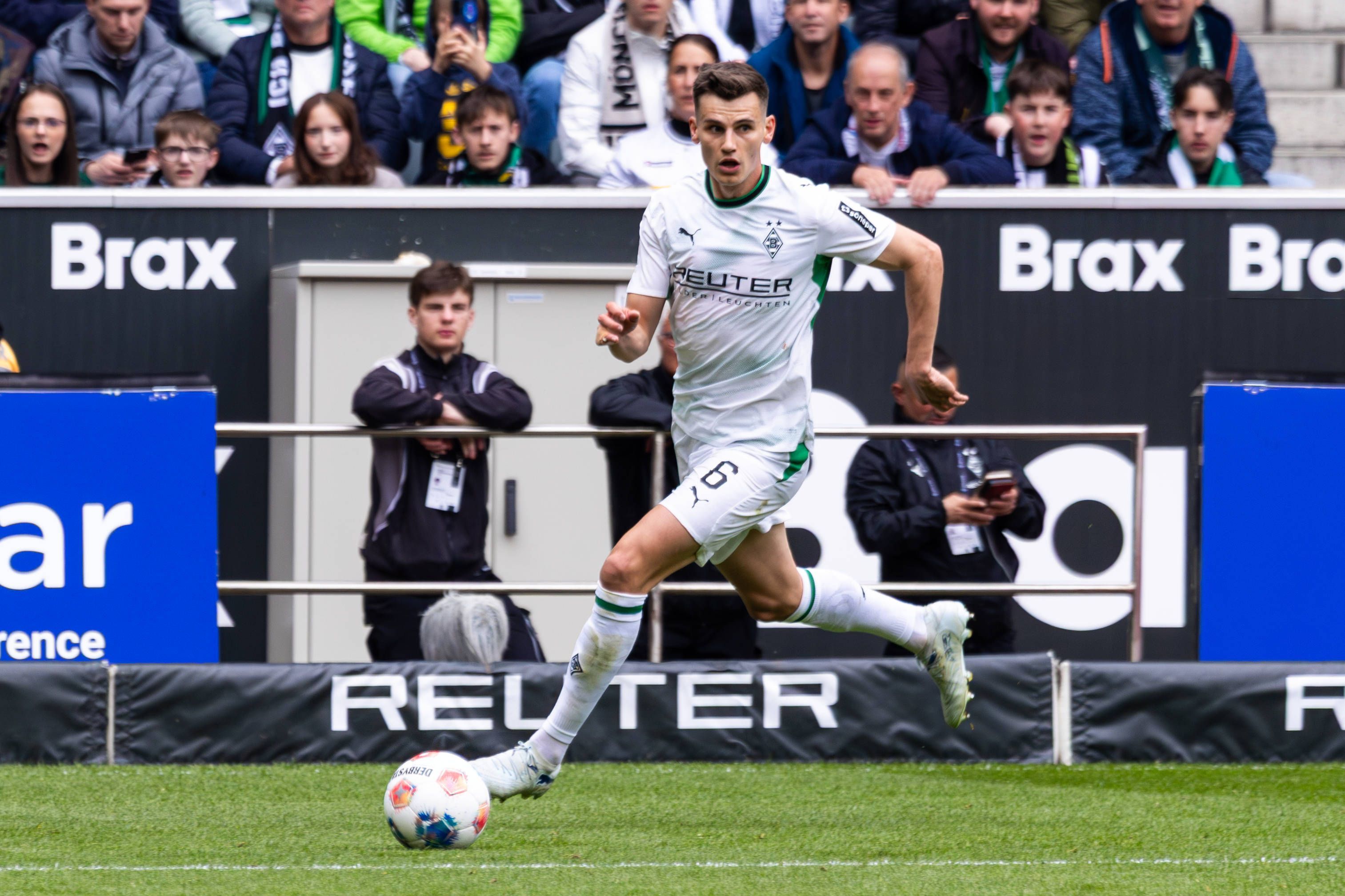 Yannik Engelhardt dribbelt im Gladbach-Trikot.