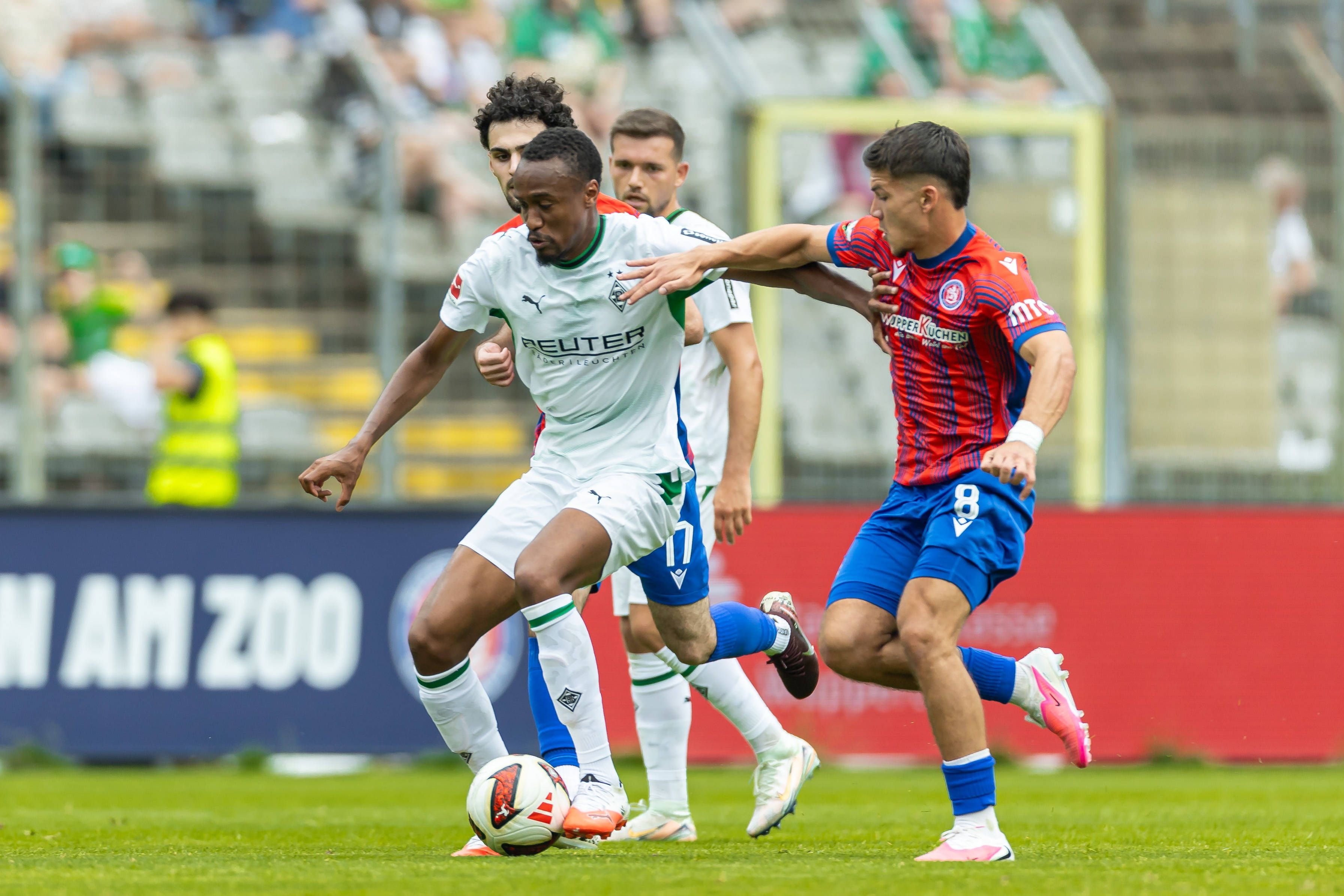 Gladbachs Nathan Ngoumou im Zweikampf mit Duje Goles vom Wuppertaler Sportverein.