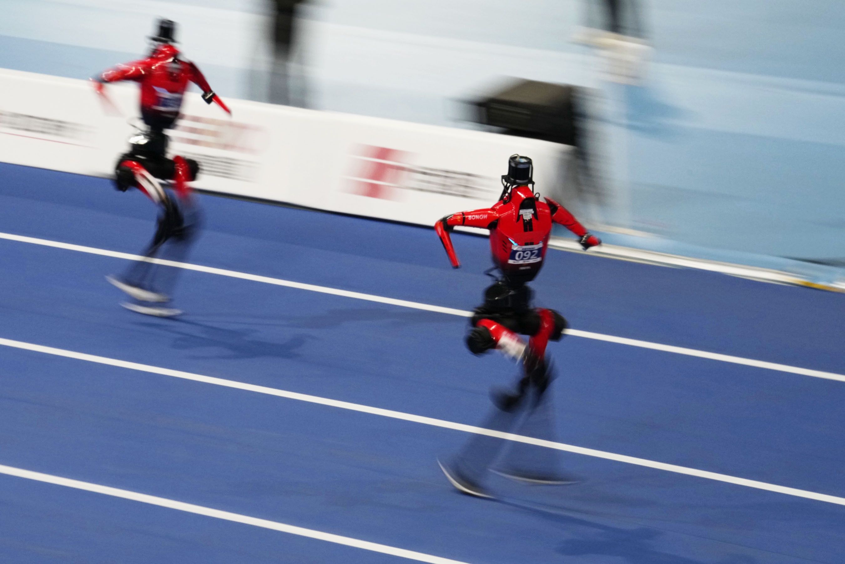 Spektakuläres Video: Roboter-Drama bei „Robot Olympics“ – Läufer explodiert plötzlich
