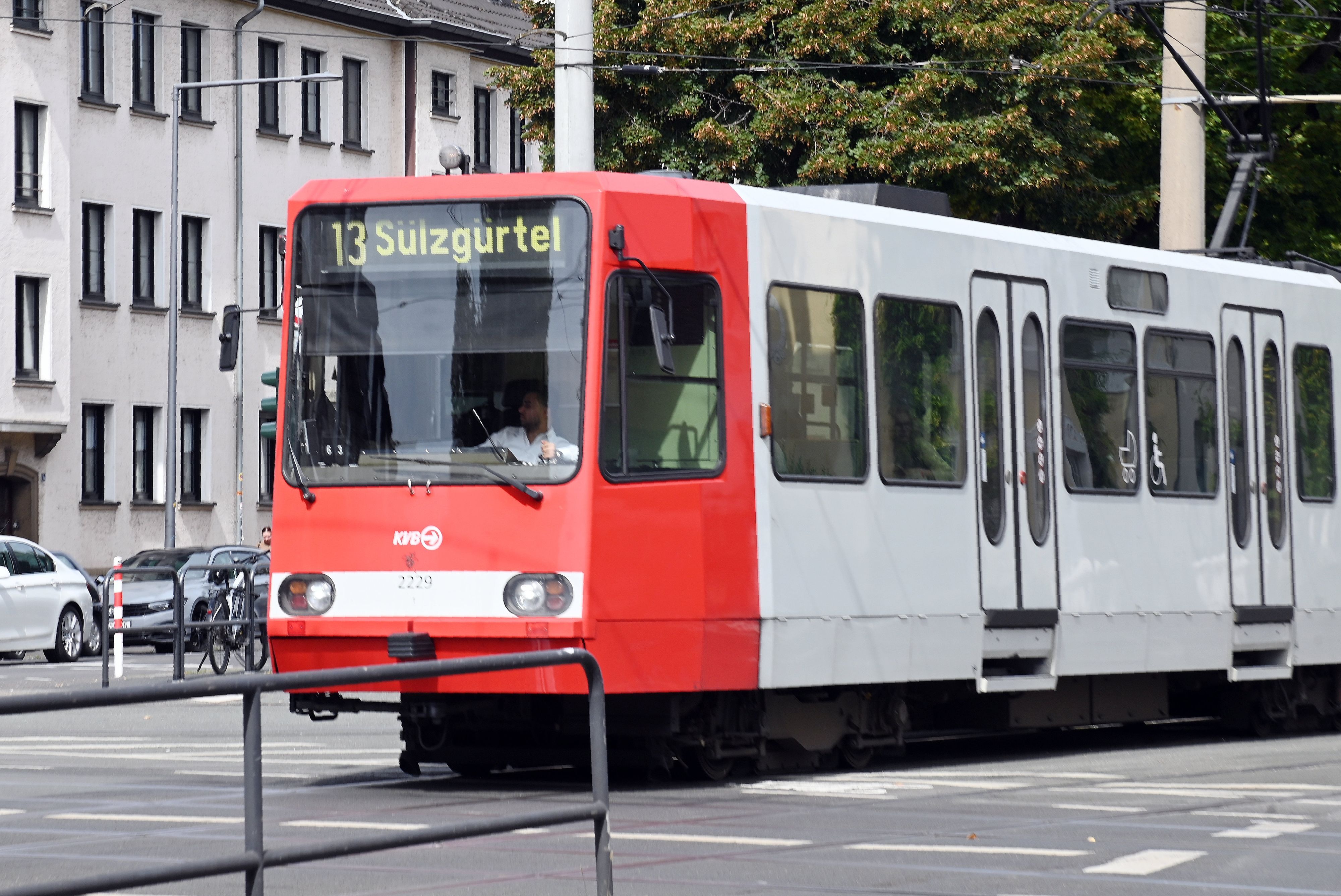 Bauarbeiten an Schienen: KVB-Linie 13 in Braunsfeld und Ehrenfeld mehrere Wochen getrennt
